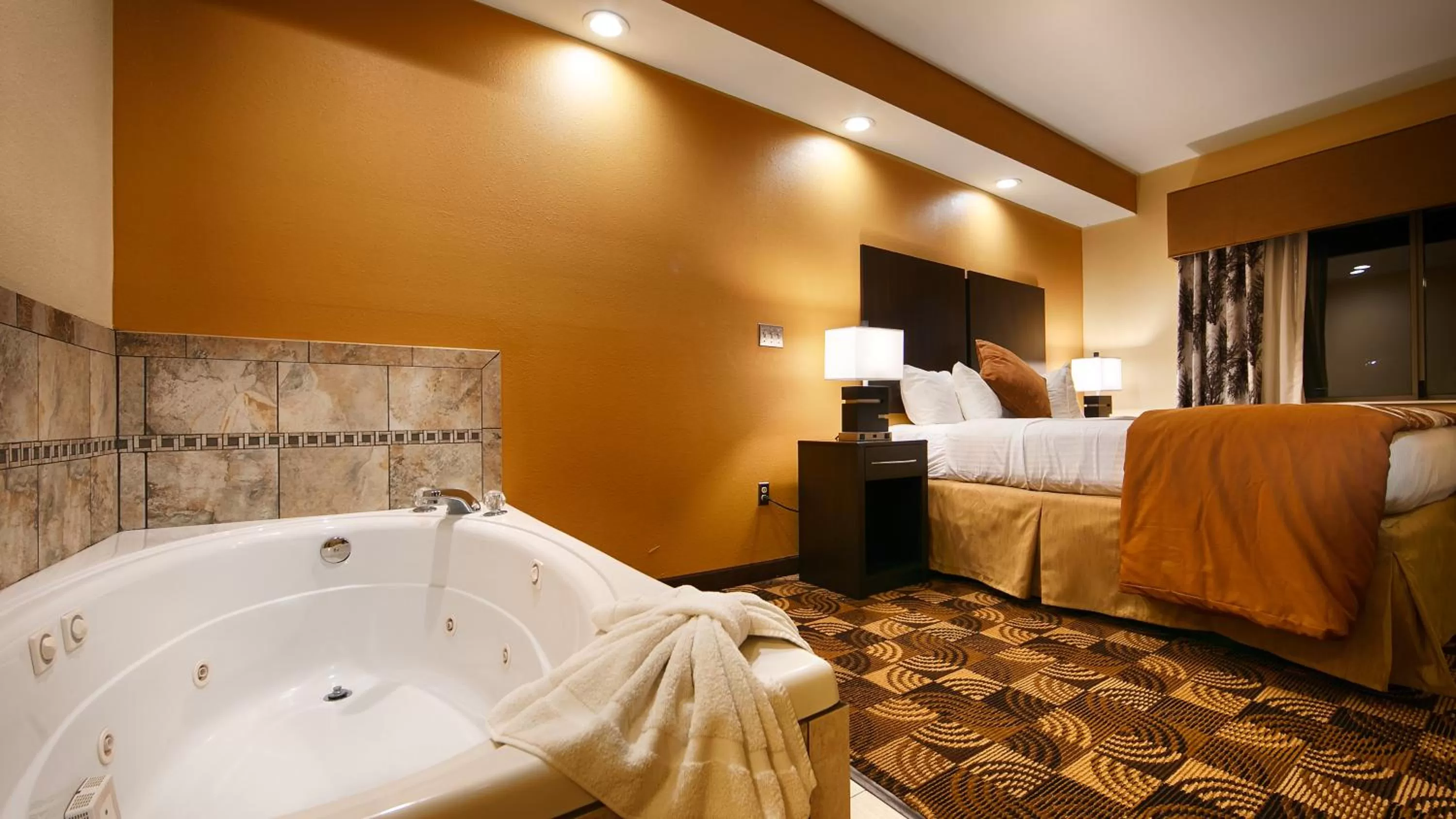 Hot Tub, Bed in Best Western Plus Whitewater Inn