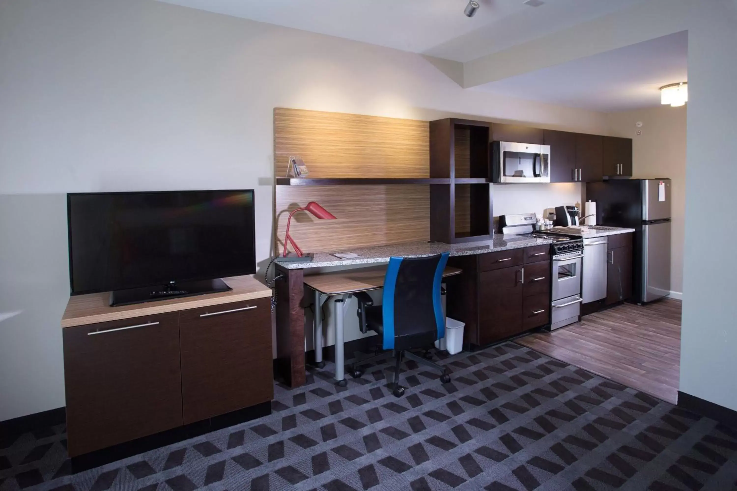 Kitchen or kitchenette, TV/Entertainment Center in TownePlace Suites by Marriott Southern Pines Aberdeen