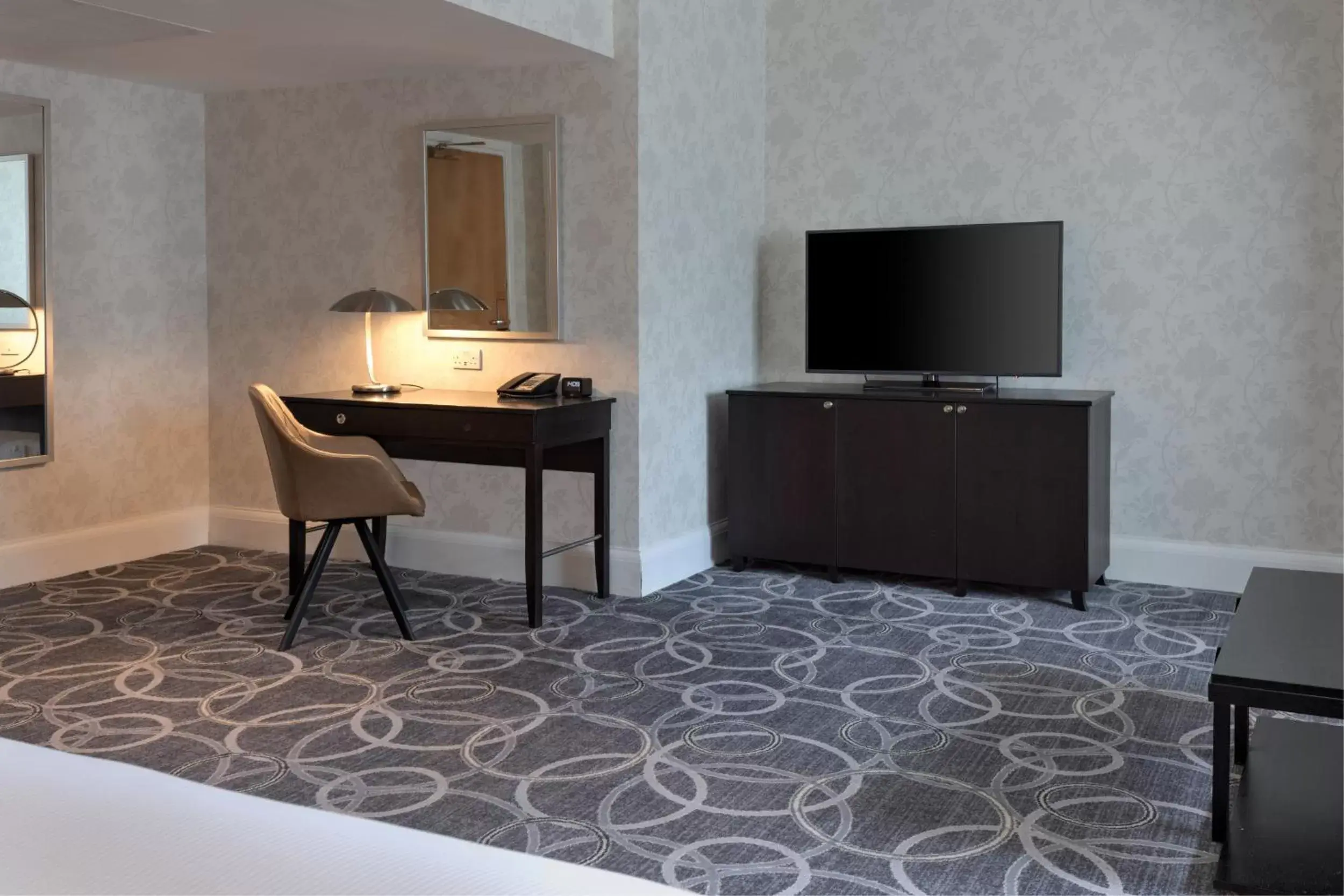 Bed, TV/Entertainment Center in DoubleTree by Hilton St. Anne's Manor