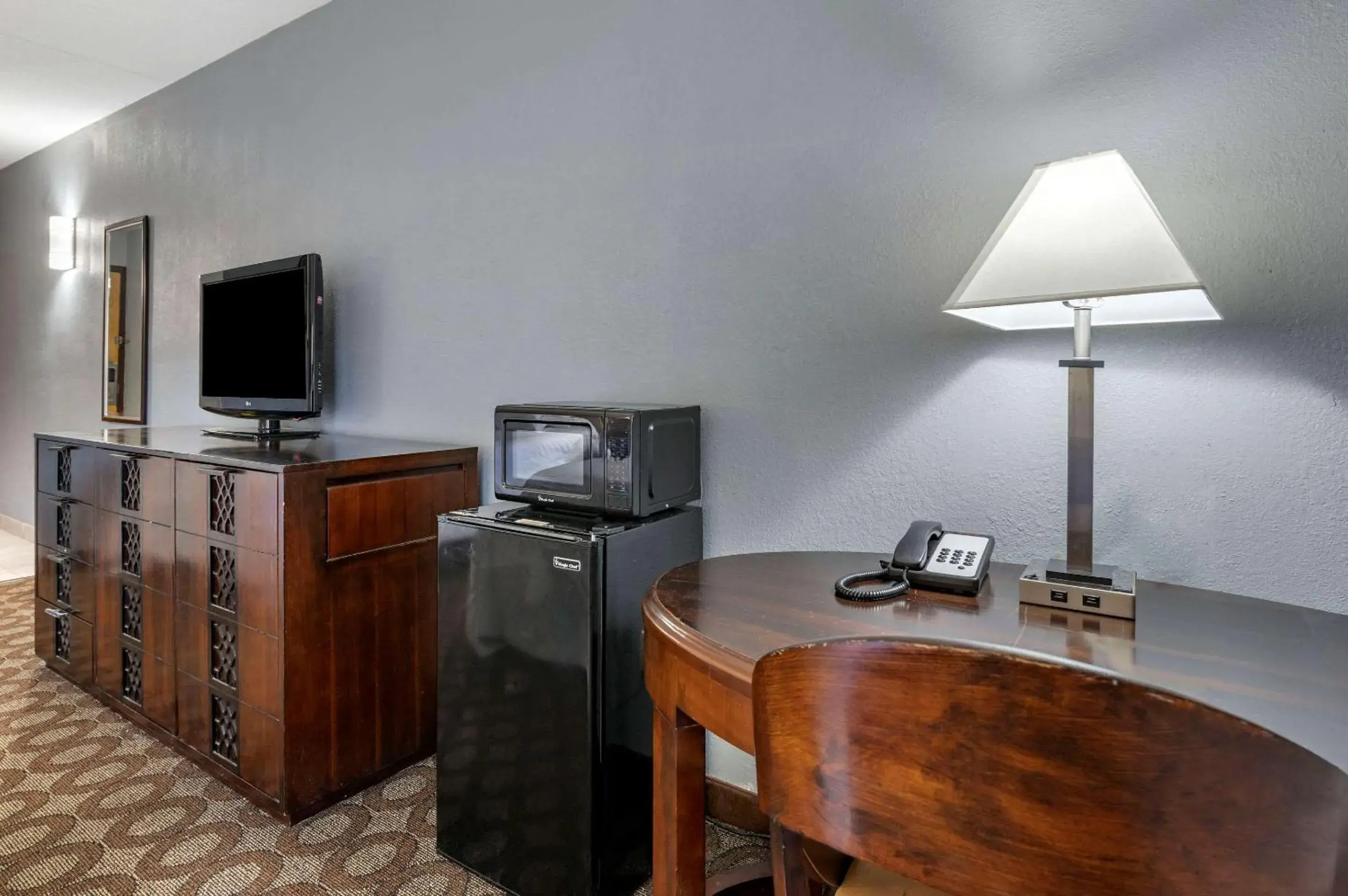 Bedroom, TV/Entertainment Center in Econo Lodge Inn & Suites