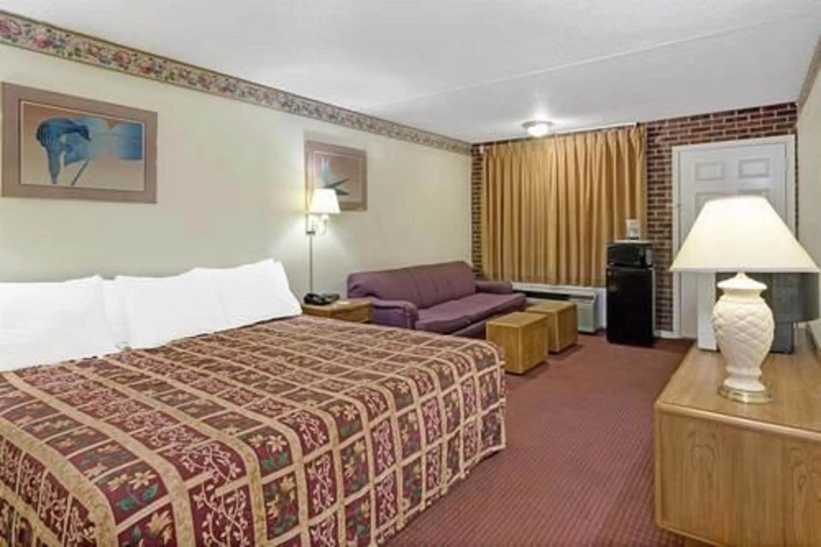 Bedroom, Bed in Captain John Smith Inn Williamsburg