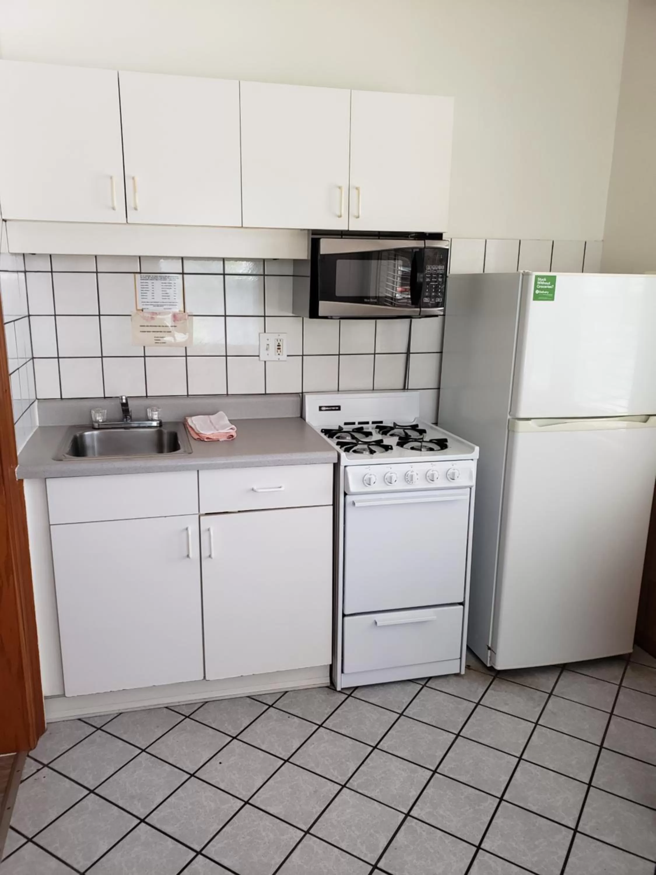 Kitchen/Kitchenette in Arvilla Motel