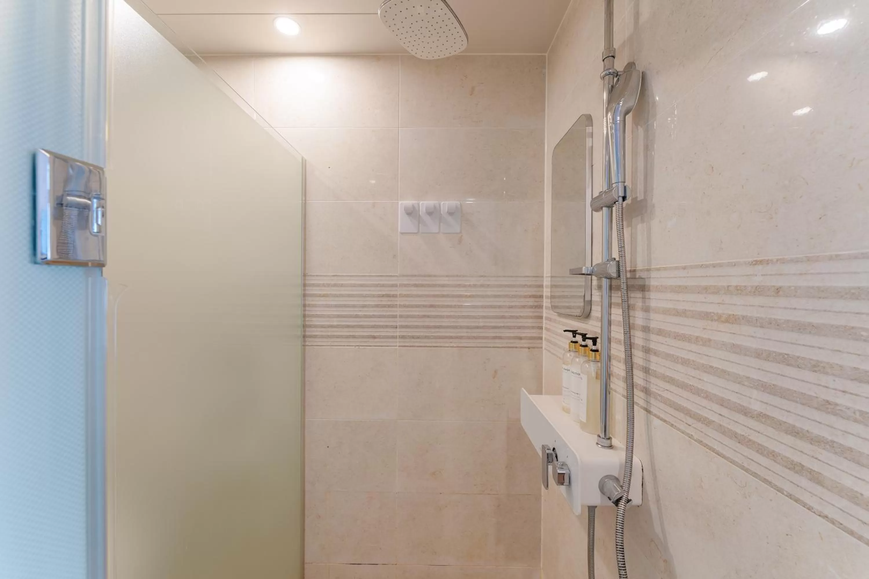 Shower in Central Park Hotel Busan