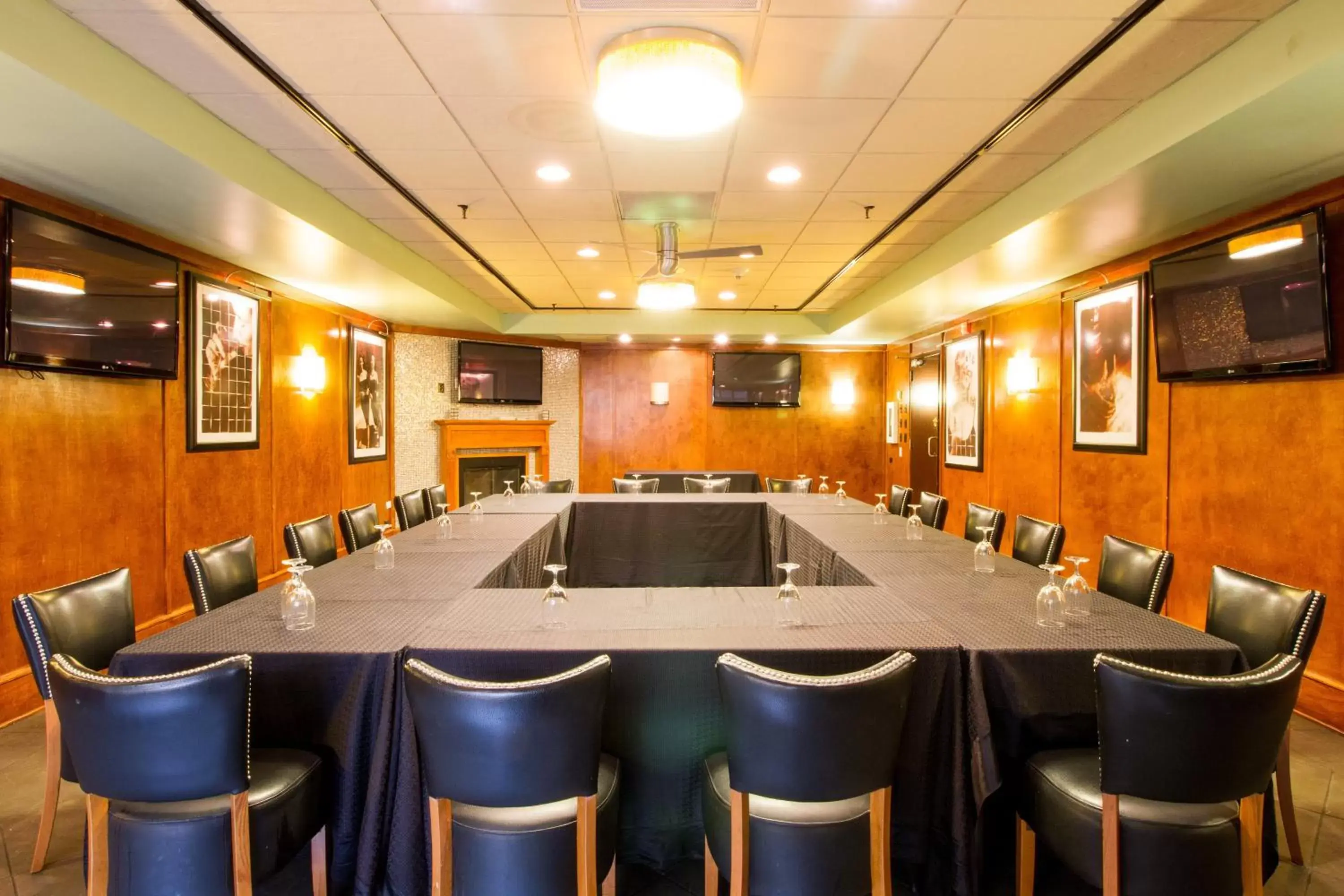 Meeting/conference room in Holiday Inn Chicago North Shore, an IHG Hotel