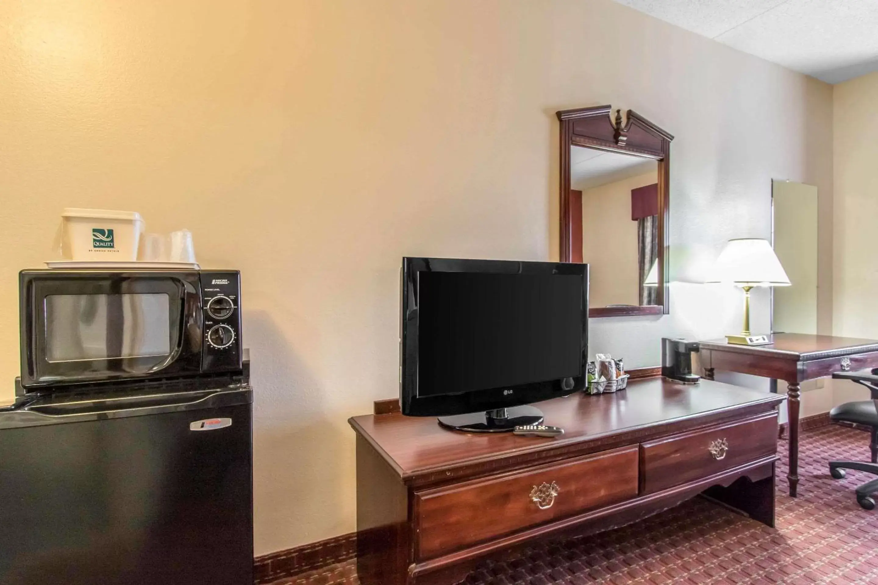 Photo of the whole room, TV/Entertainment Center in Quality Inn Hixson-Chattanooga