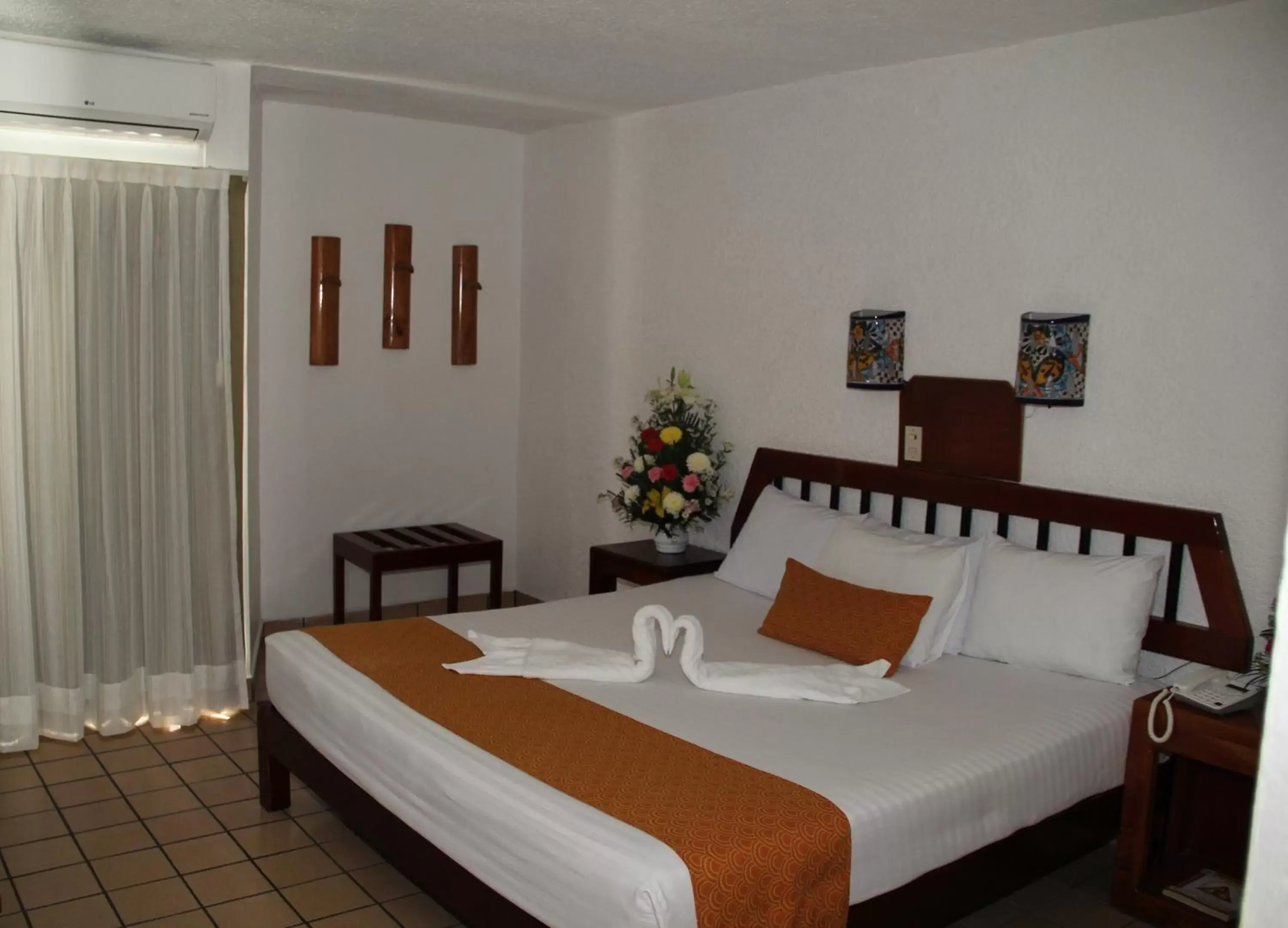 Photo of the whole room, Bed in Hotel Maya Palenque