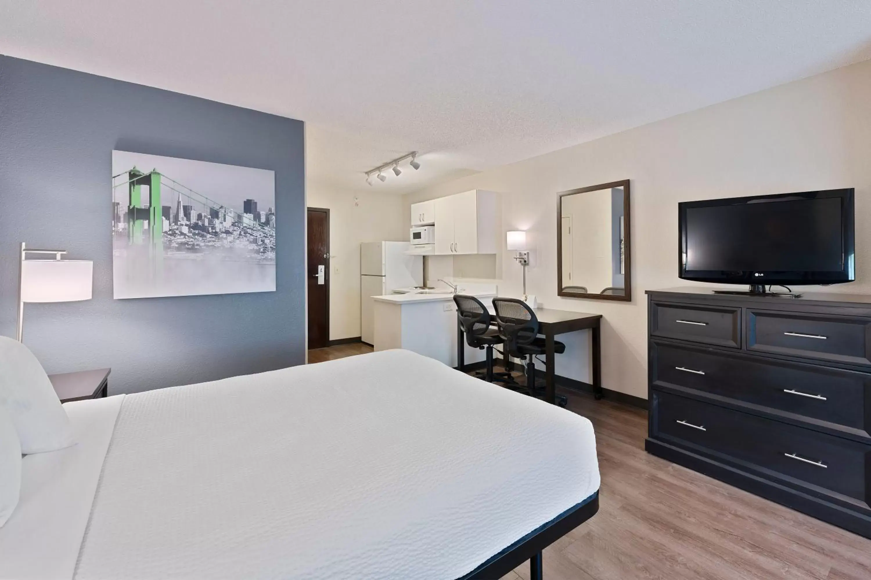 Bed, TV/Entertainment Center in Extended Stay America Suites - Charlotte - Tyvola Rd