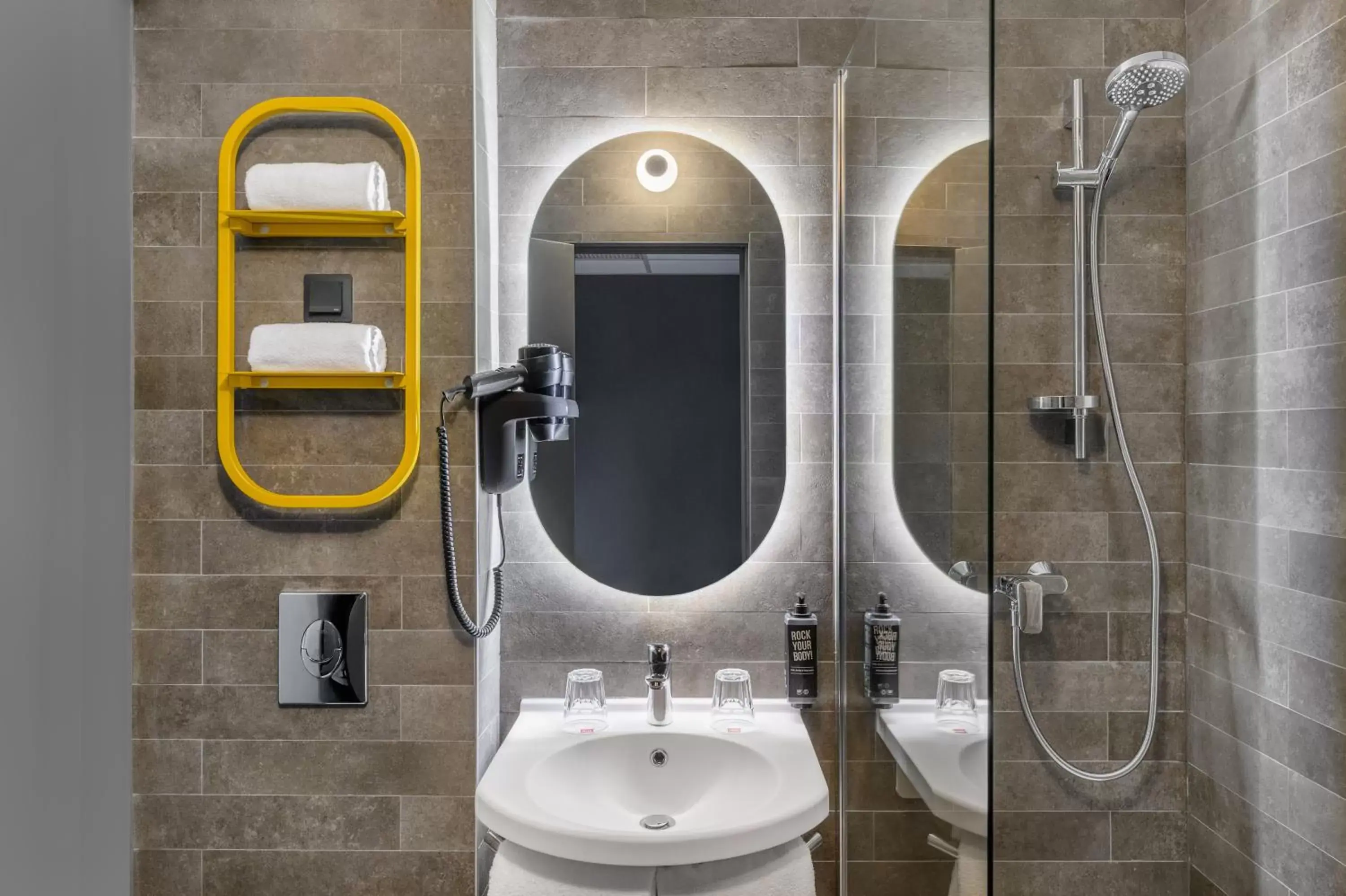Shower, Bathroom in Ibis Budapest Citysouth