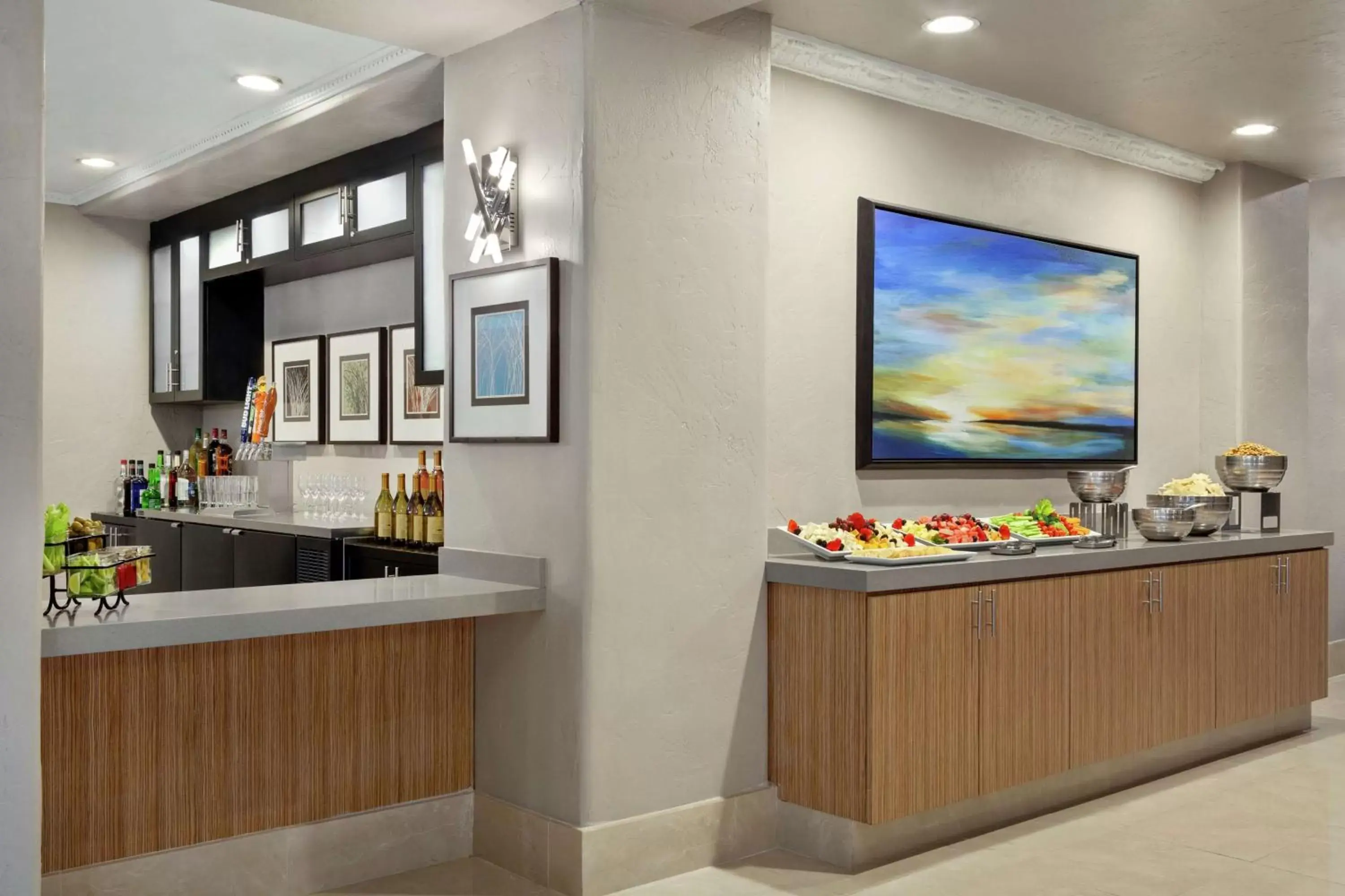 Lounge or bar, Kitchen/Kitchenette in Embassy Suites by Hilton Santa Ana Orange County Airport