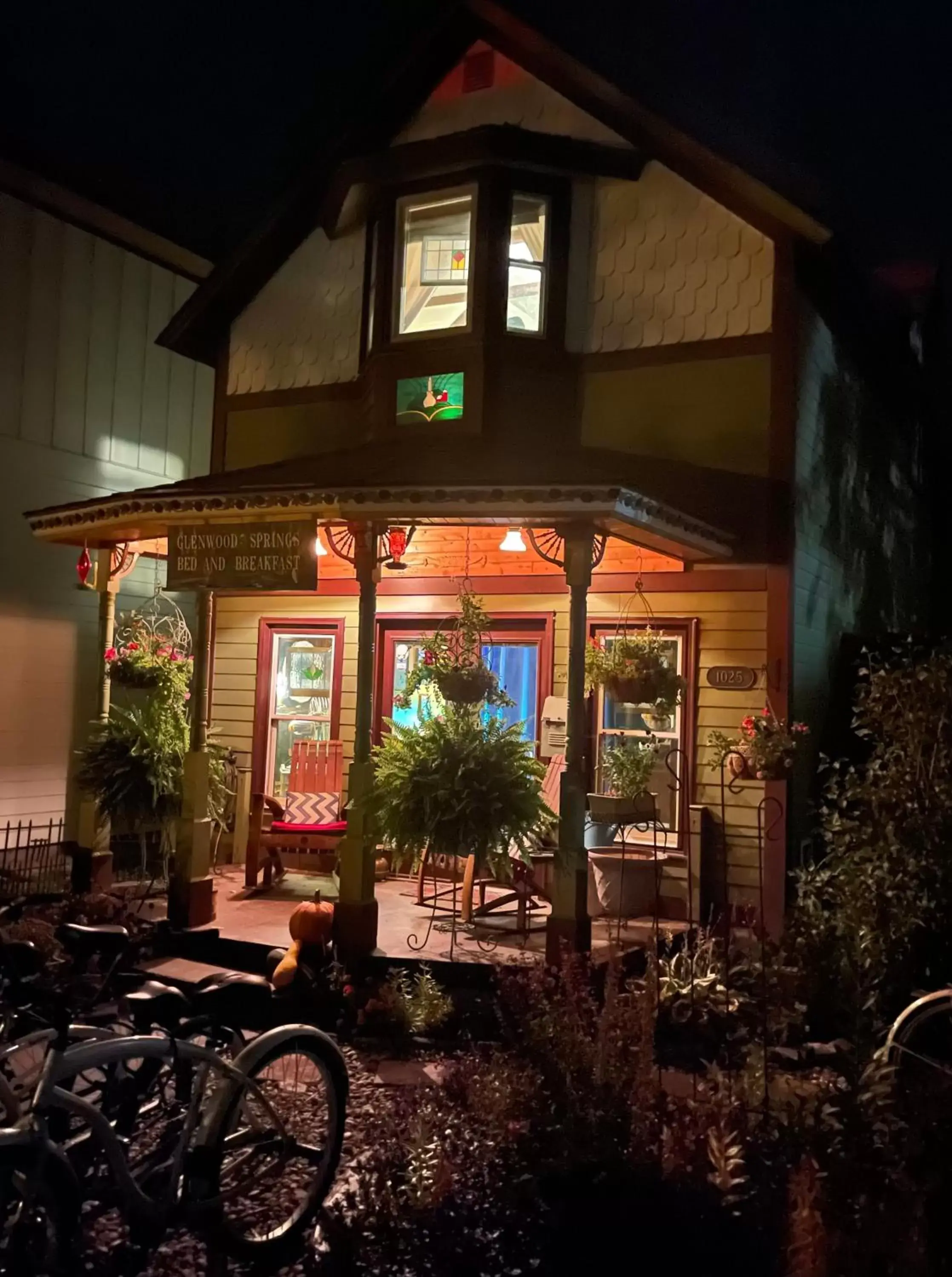 Property building, Restaurant/Places to Eat in Downtown B&B with Jacuzzi