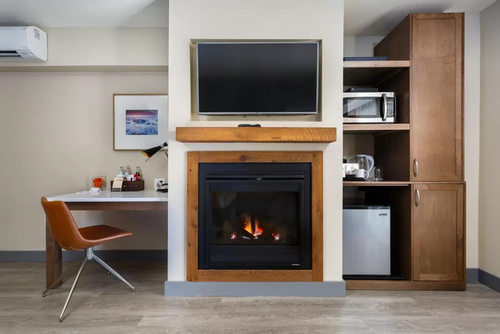 TV and multimedia, TV/Entertainment Center in The Coho Oceanfront Lodge