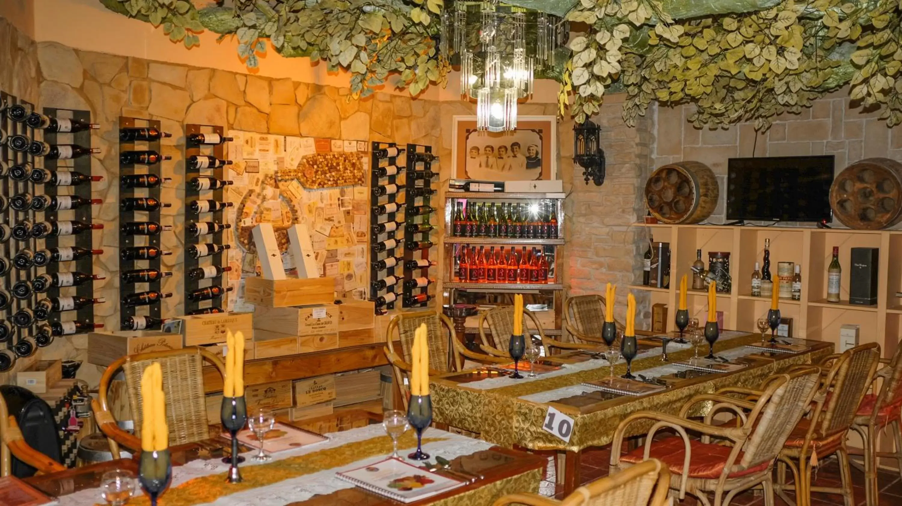 Restaurant/places to eat in Deep Forest Garden Hotel Restaurant/places to eat in Deep Forest Garden Hotel