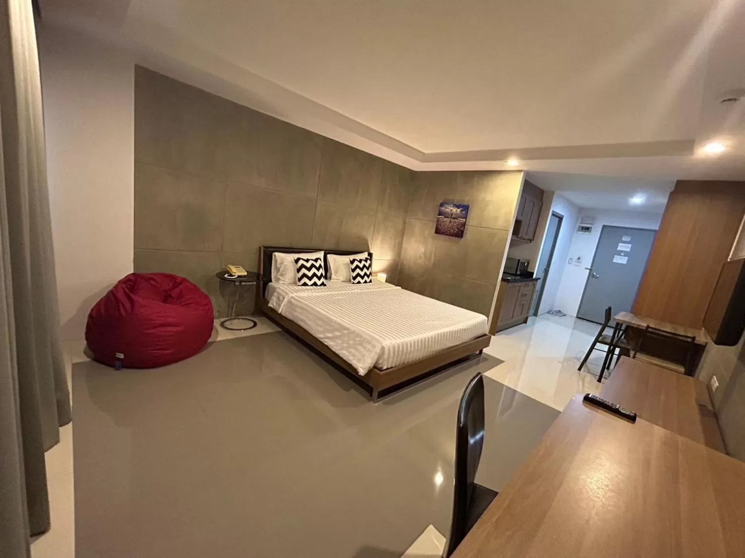 Bedroom, Bed in We Grand Ever 9