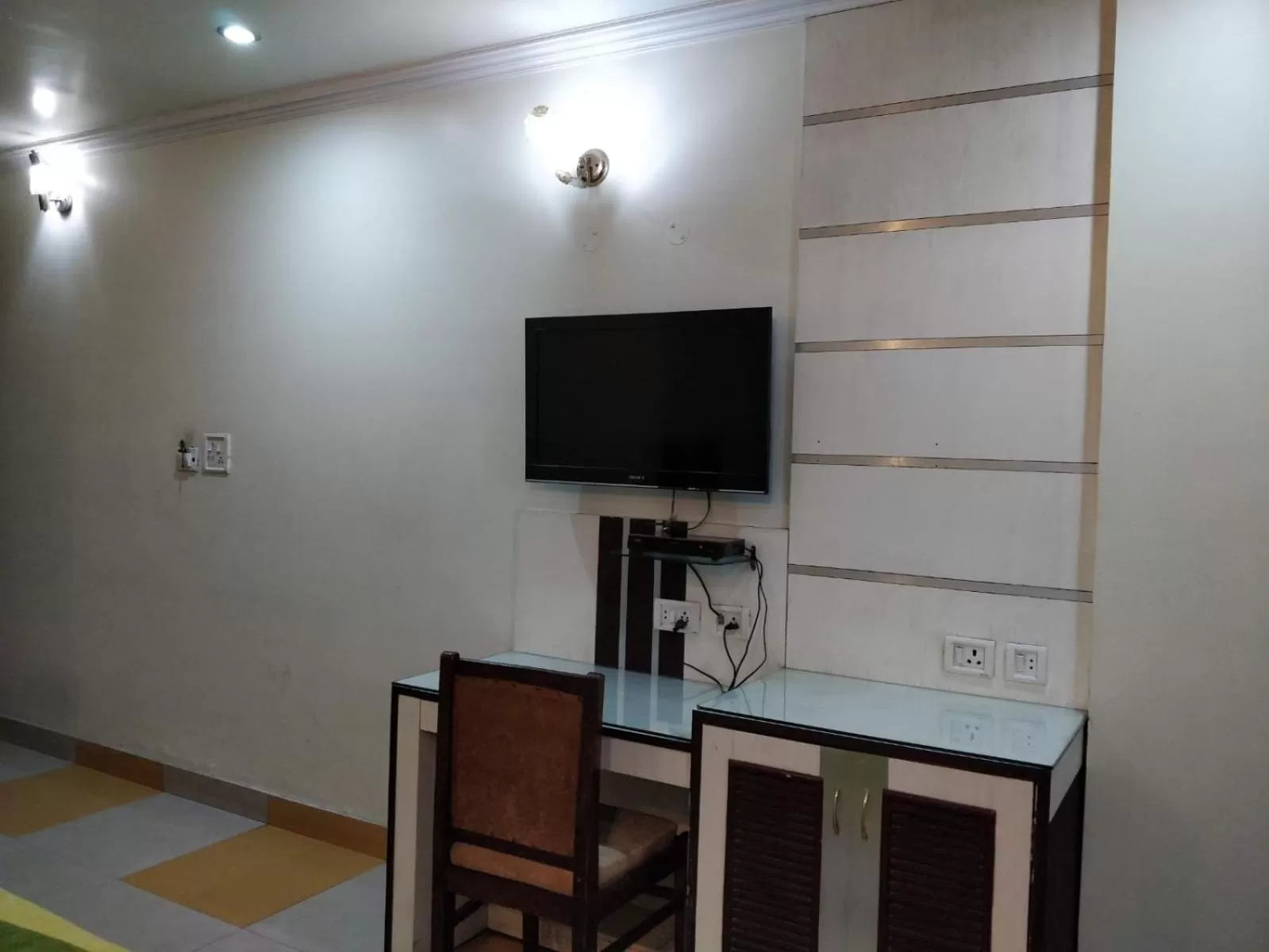 TV and multimedia in Hotel Yatrik