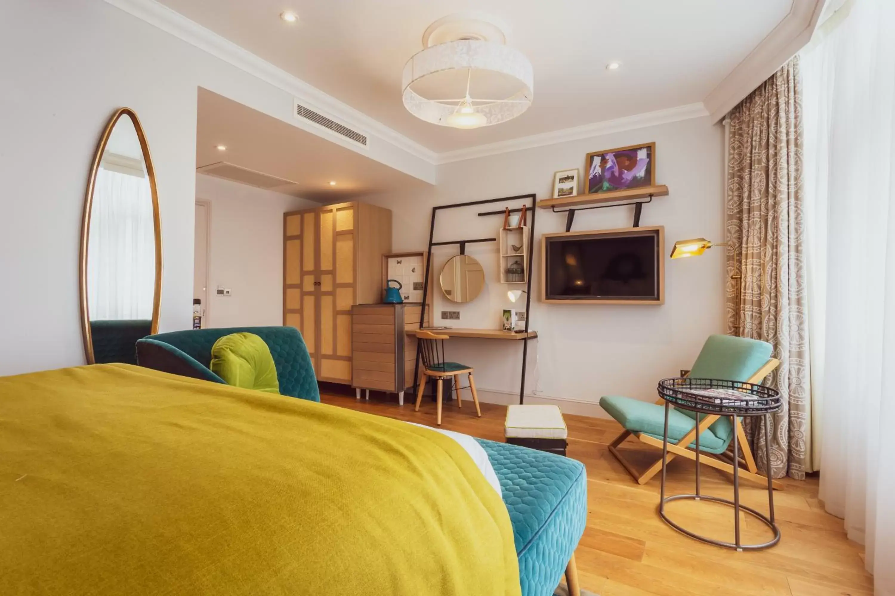 Bedroom, TV/Entertainment Center in The Gardens Hotel