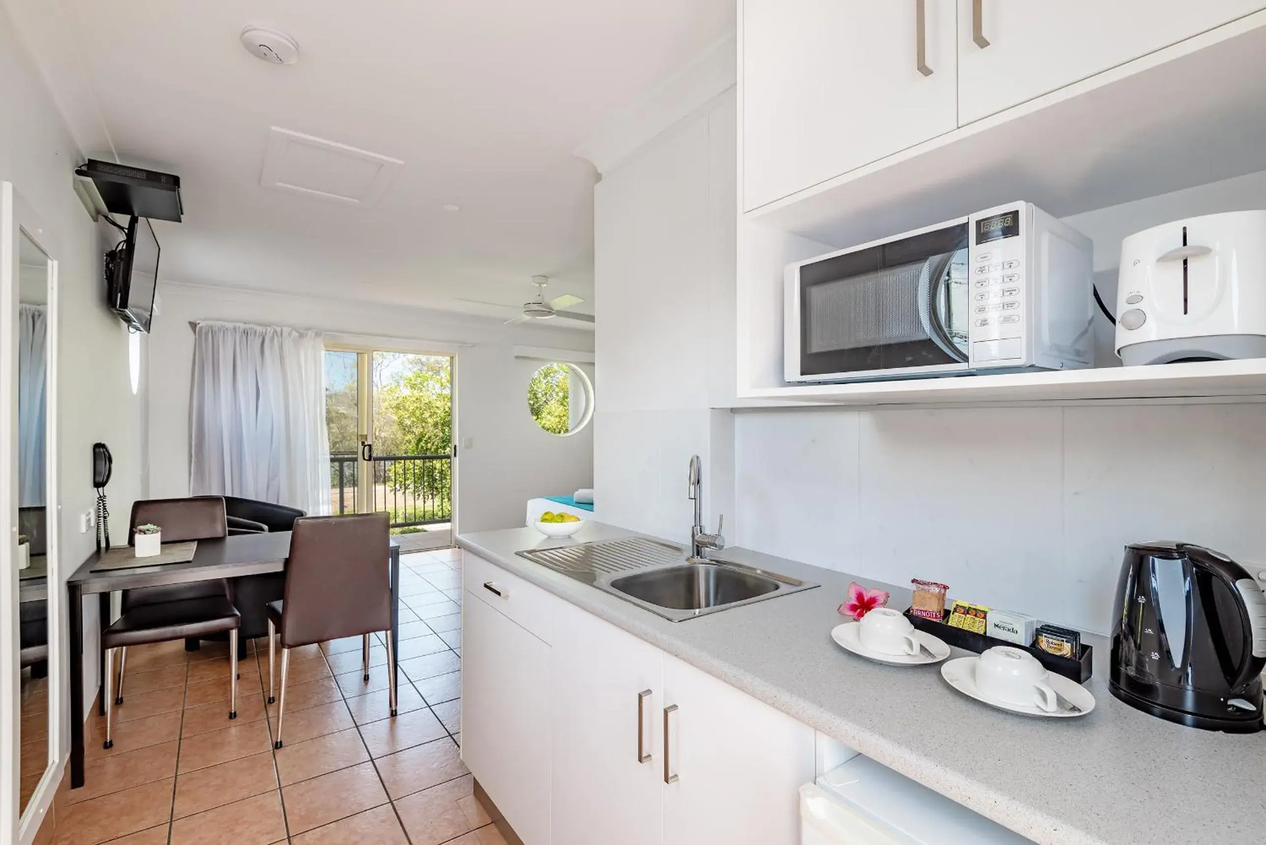 Kitchen or kitchenette, Kitchen/Kitchenette in Anchor Motel Noosa