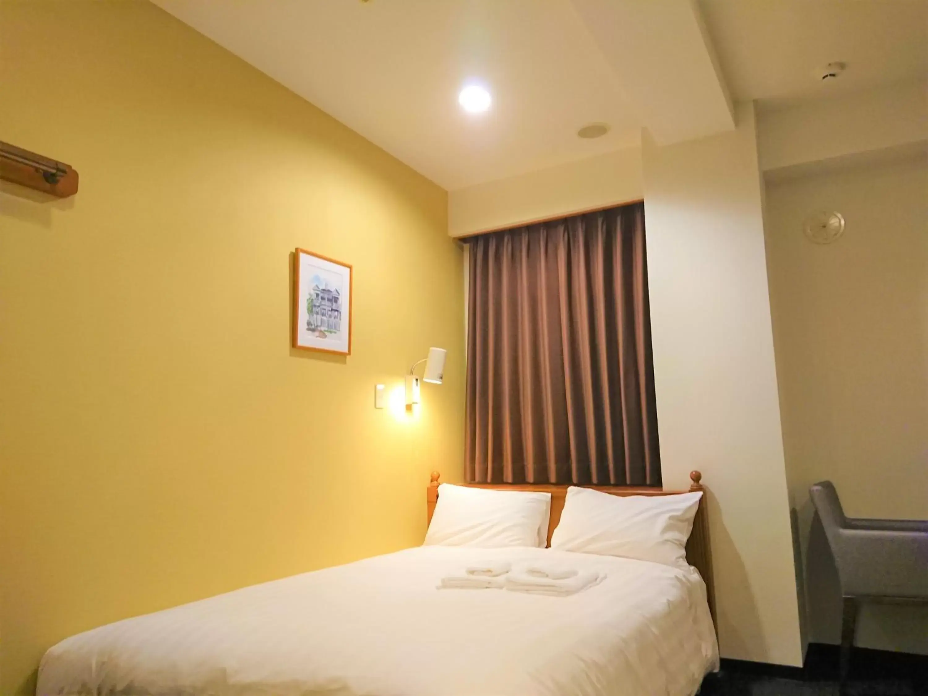 Photo of the whole room, Bed in Smile Hotel Kobe Motomachi