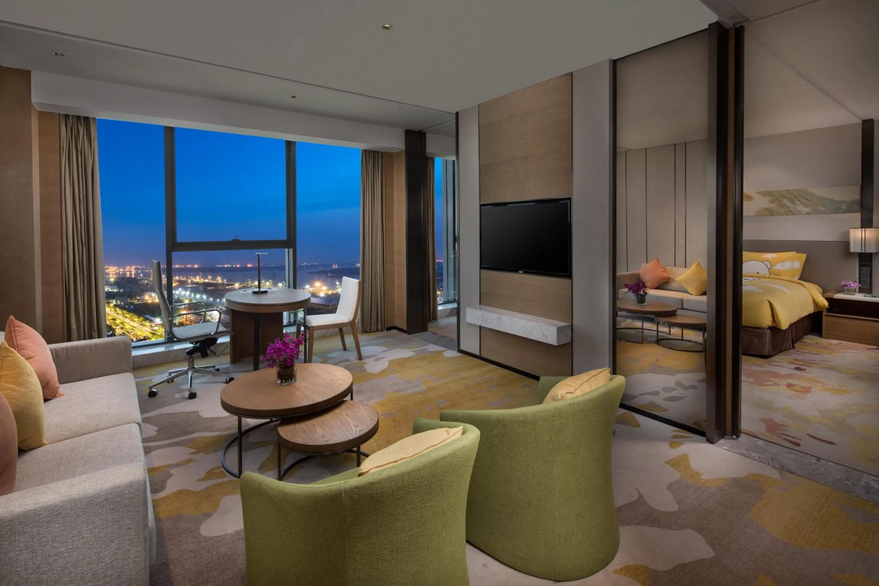 One-Bedroom King Suite with Harbor View in Holiday Inn Nanjing Harbour, an IHG Hotel