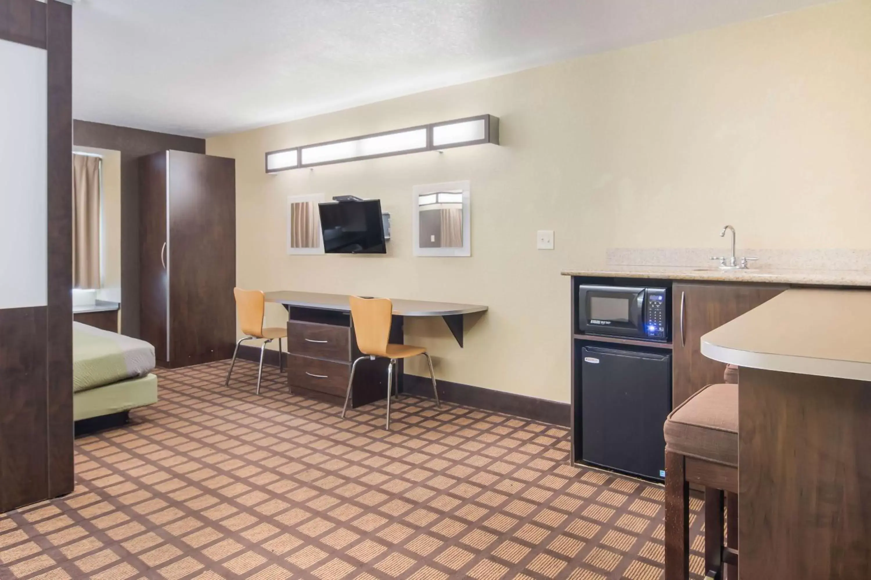 Bedroom, Kitchen/Kitchenette in Motel 6-Canton, GA