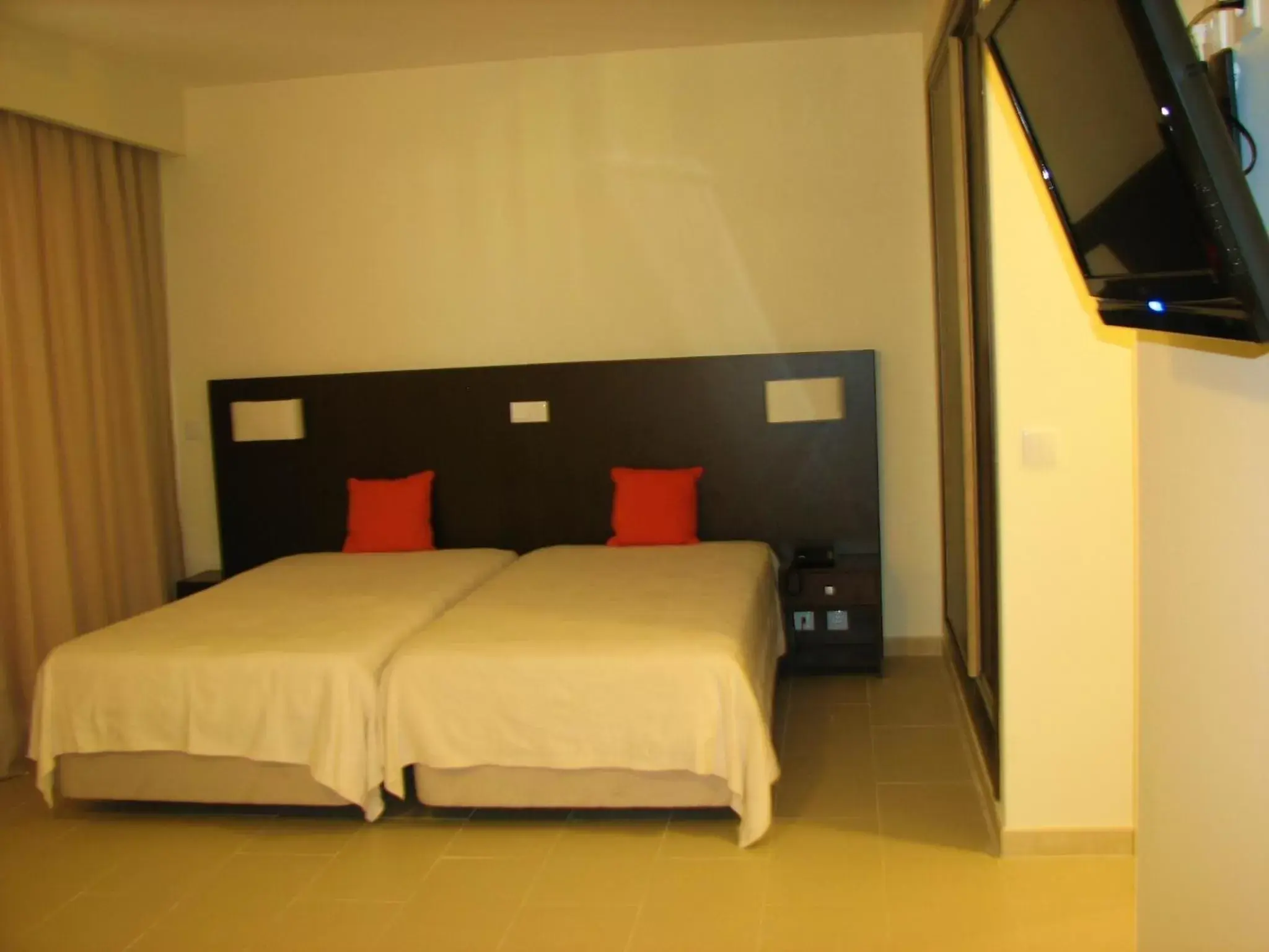 Triple Room - Disability Access in Hotel Apolo