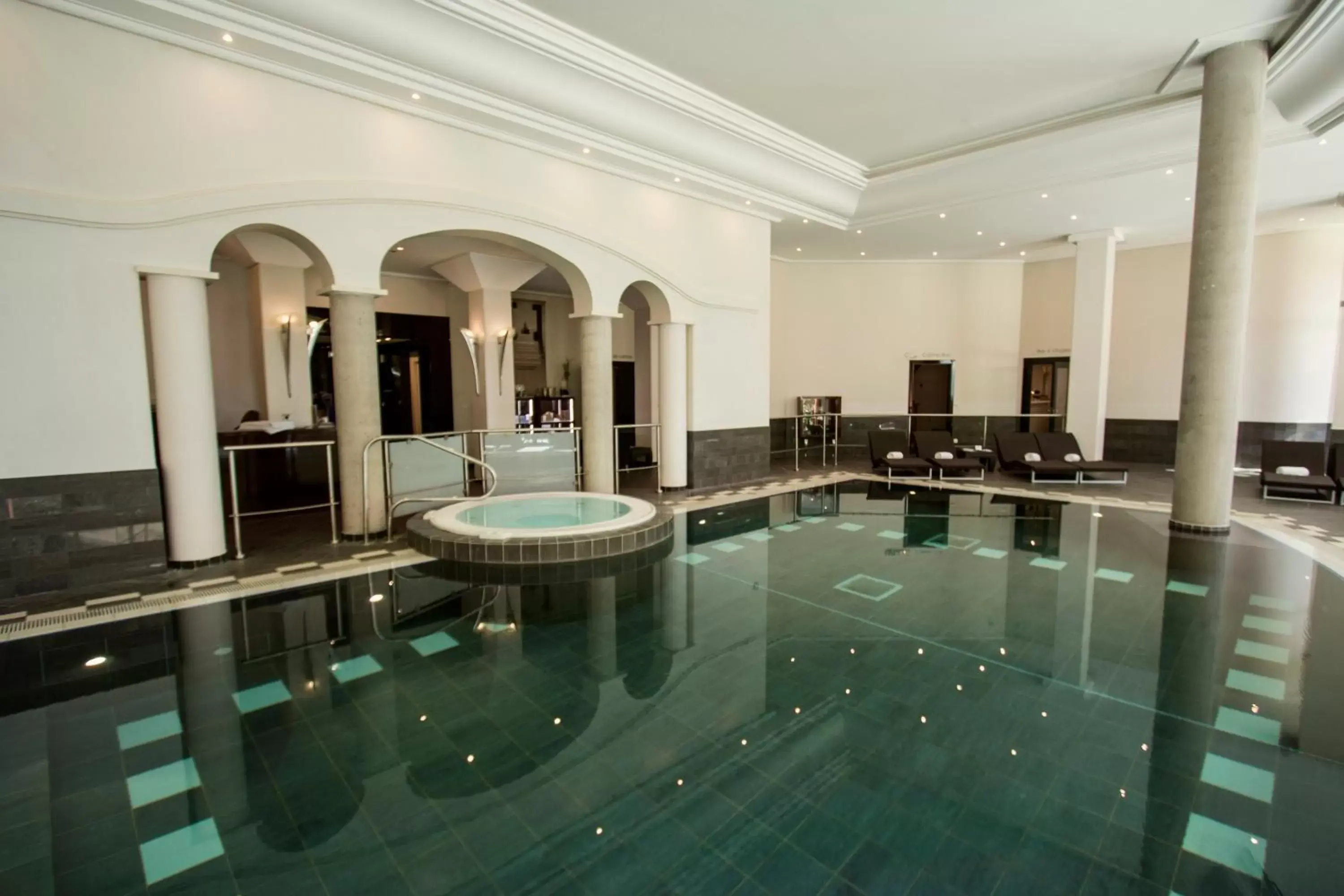 Swimming pool in Hotel & Spa Le Pavillon