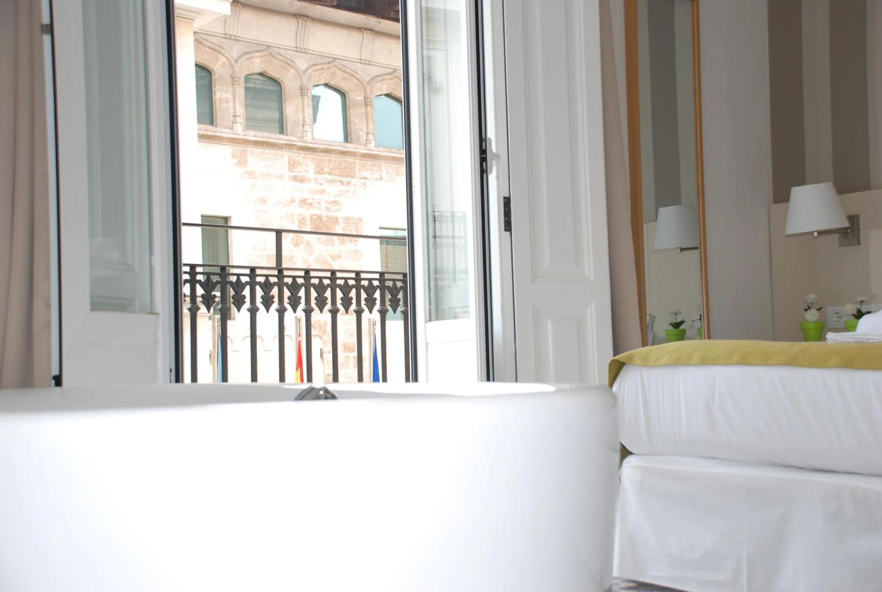 Balcony/Terrace, Bed in Hotel San Lorenzo Boutique Plaza