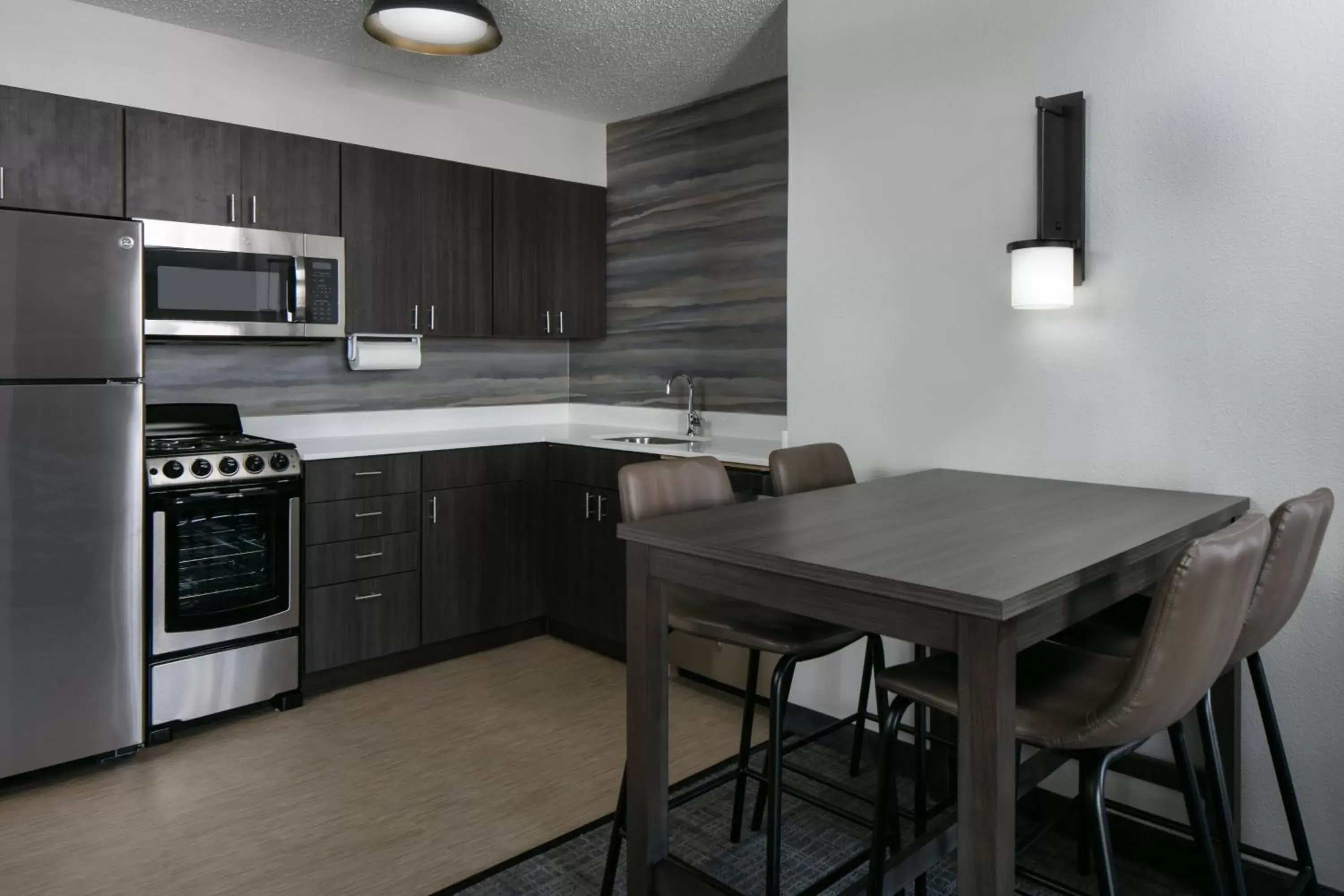 Bedroom, Kitchen/Kitchenette in Residence Inn by Marriott Tulsa South