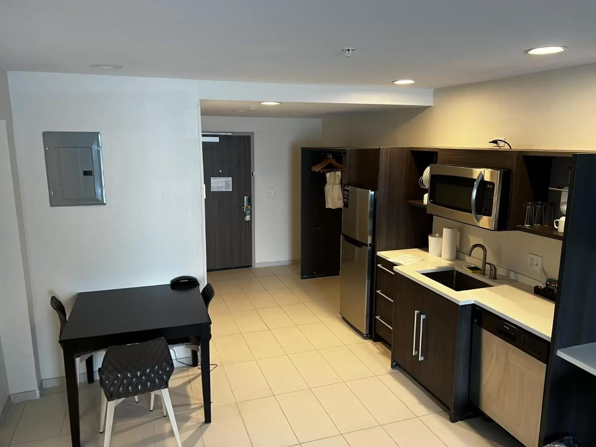 Kitchen or kitchenette, Kitchen/Kitchenette in Home2 Suites By Hilton Hinesville