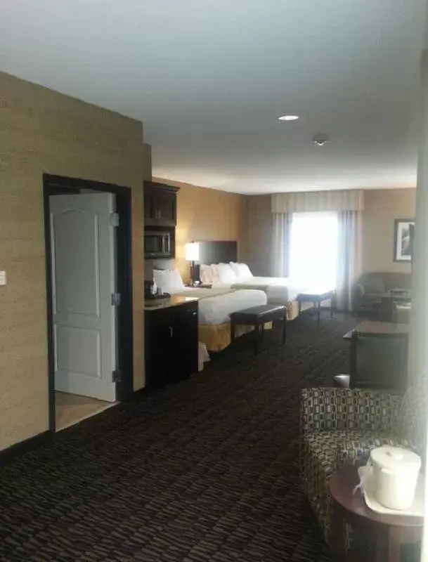 Photo of the whole room, Kitchen/Kitchenette in Holiday Inn Express & Suites Arkadelphia - Caddo Valley, an IHG Hotel