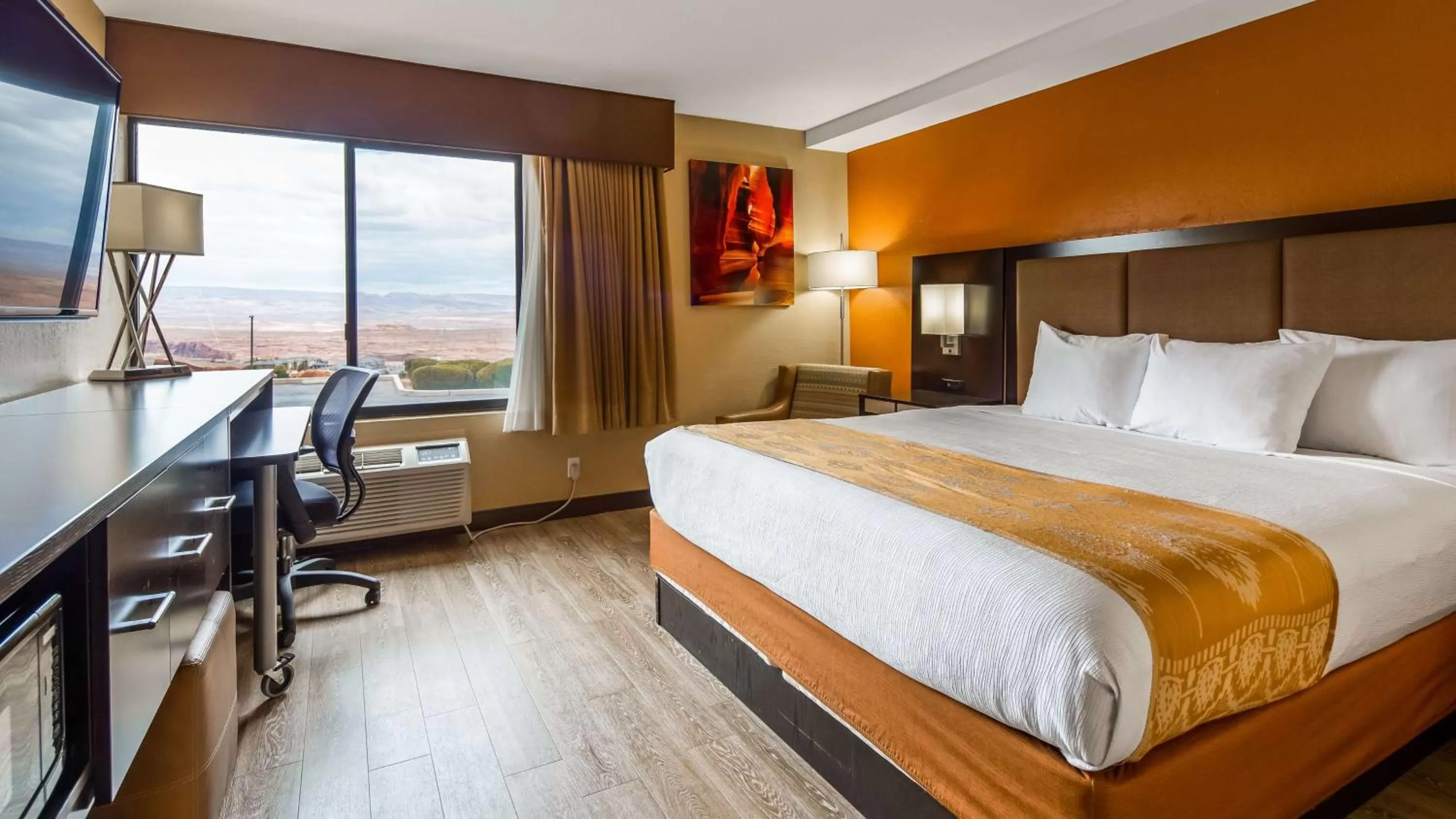 Photo of the whole room, Bed in Best Western View of Lake Powell Hotel