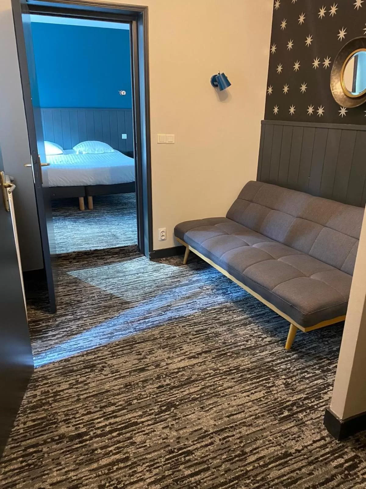 Bedroom, Bed in The Originals Boutique, Hôtel La Colonne de Bronze, Saint-Valéry-sur-Somme