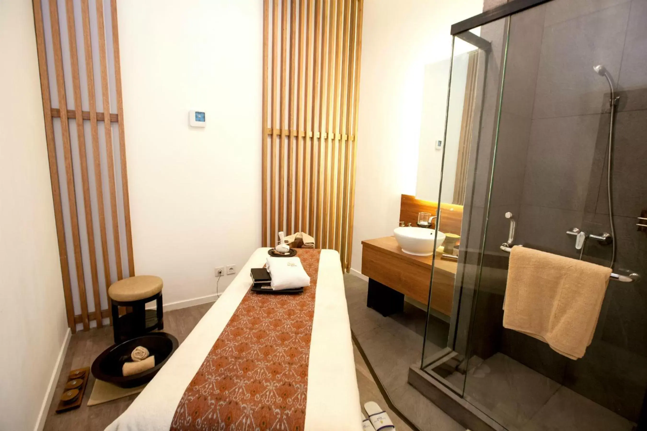 Massage, Bathroom in Golden Tulip Pontianak