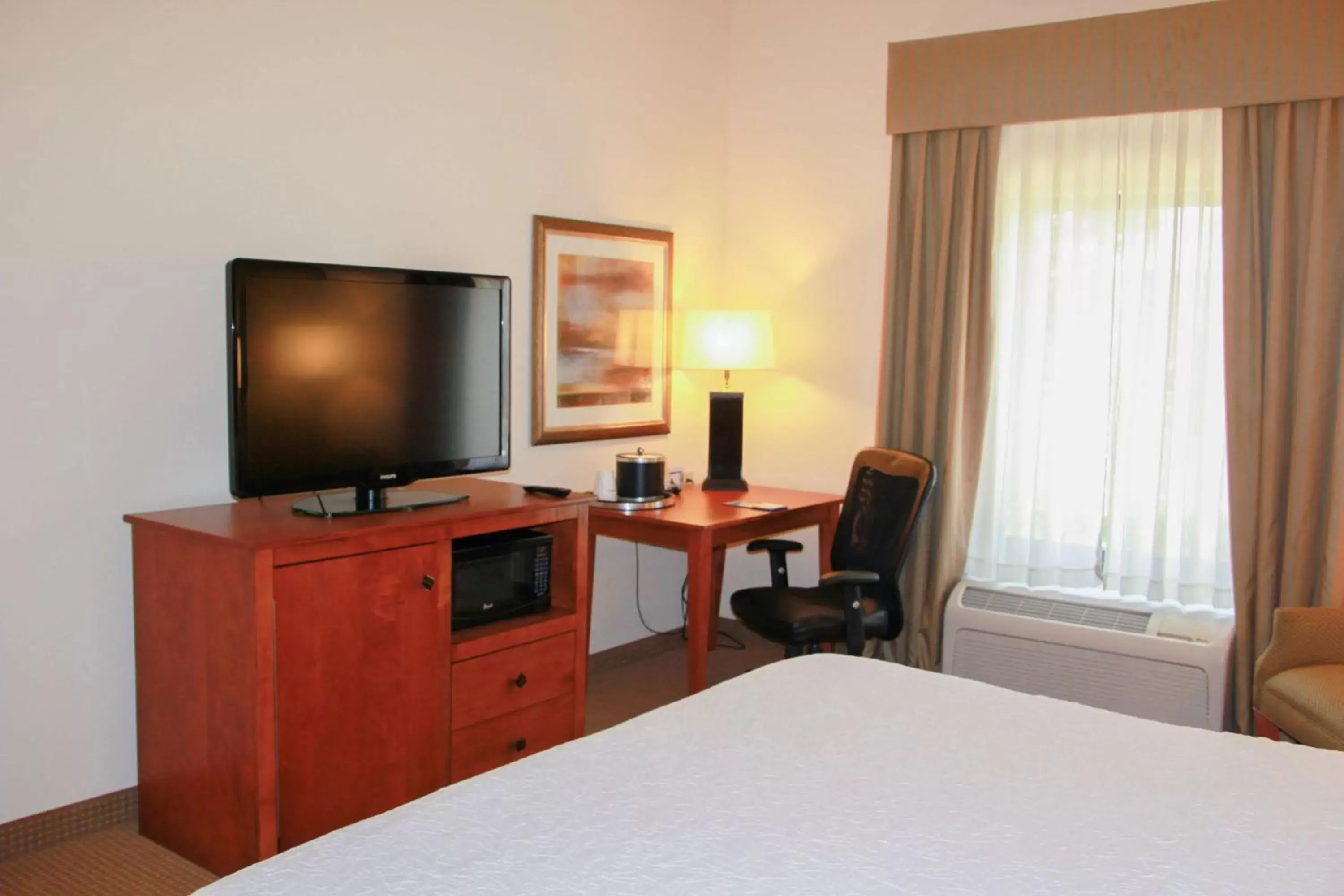 Bedroom, TV/Entertainment Center in Hampton Inn & Suites Radcliff/Fort Knox