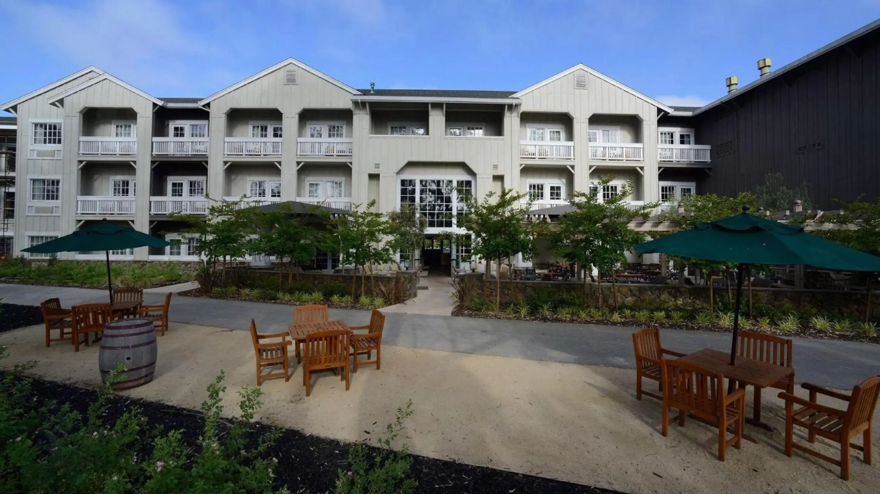 Patio, Property Building in River Terrace Inn, a Noble House Hotel