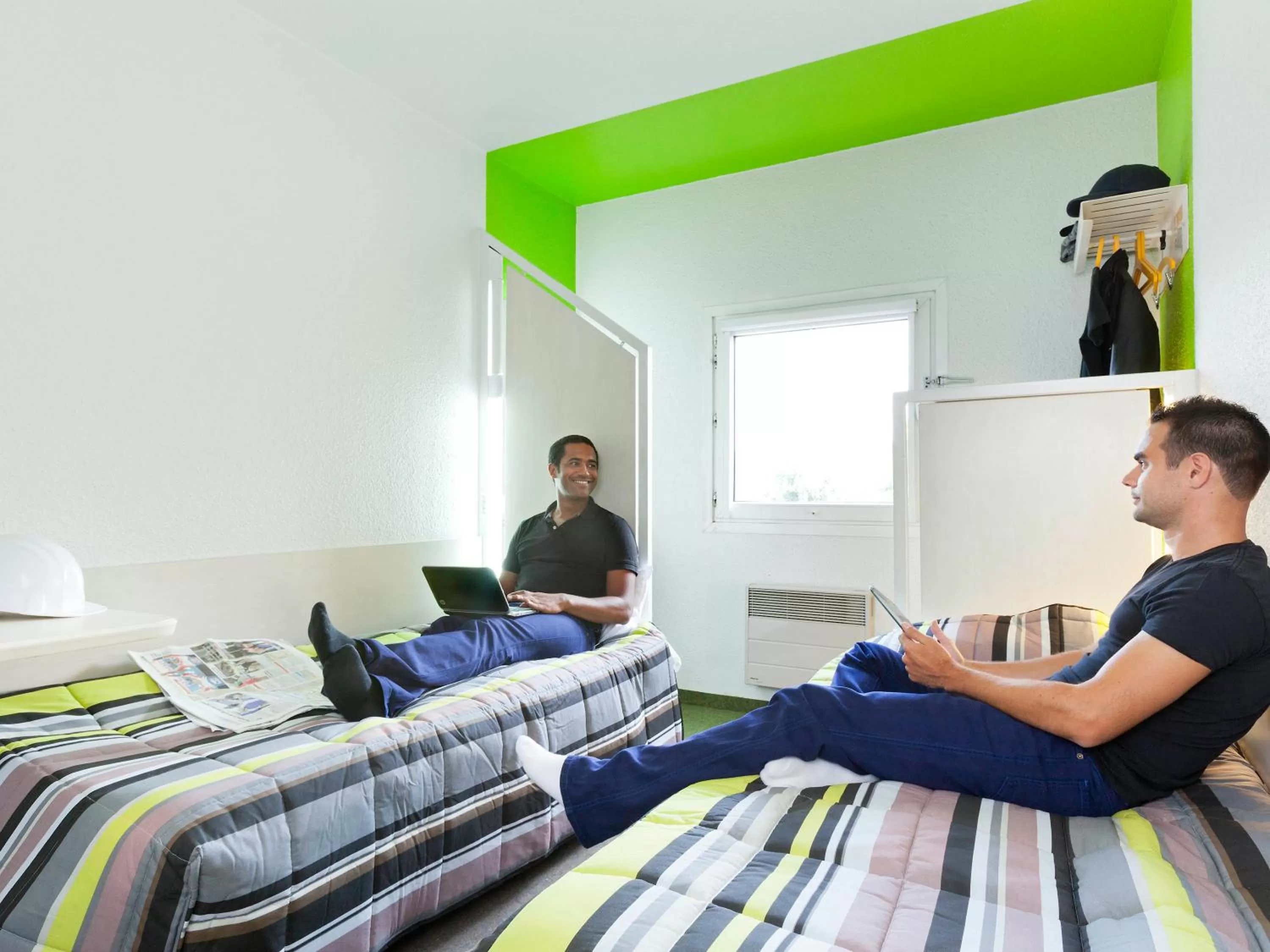 Photo of the whole room, Bed in Unisotel Sens Nord EX F1