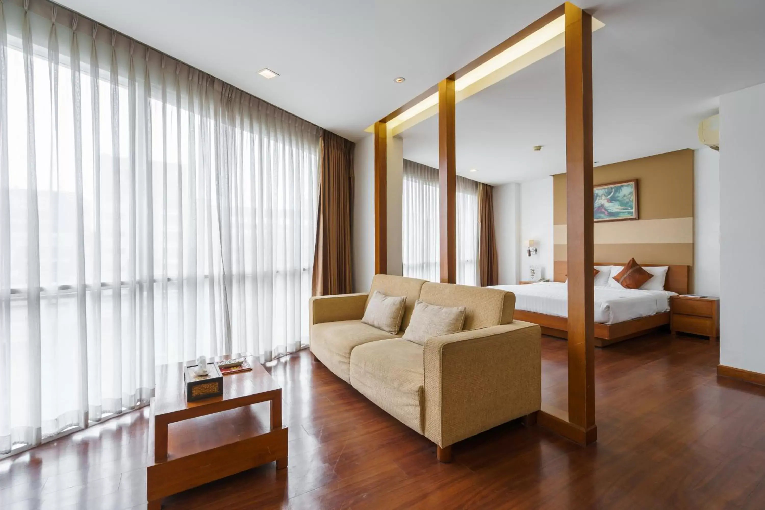Photo of the whole room, Seating Area in Lantana Resort Hotel Bangkok