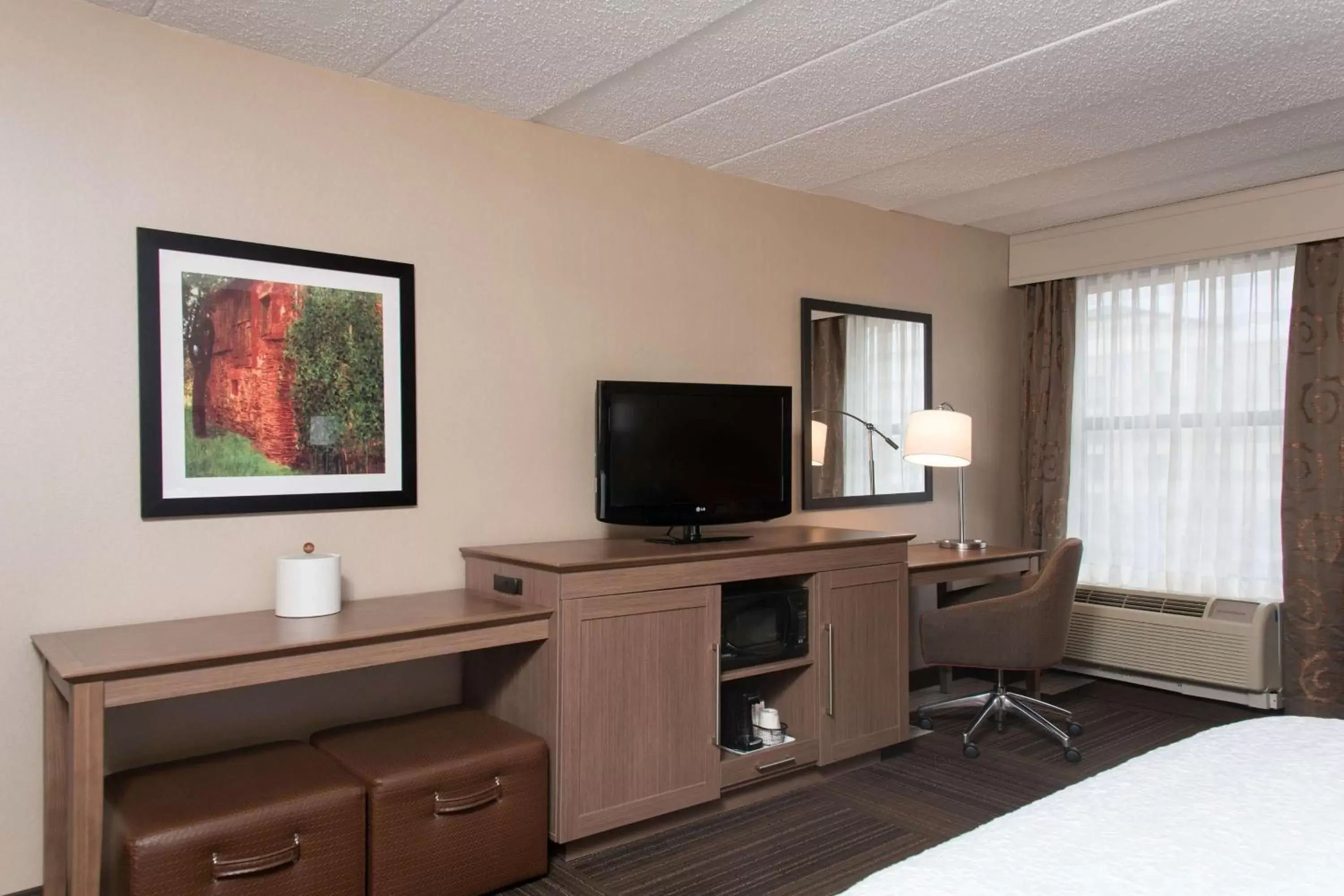 Bedroom, TV/Entertainment Center in Hampton Inn Columbus/Taylorsville