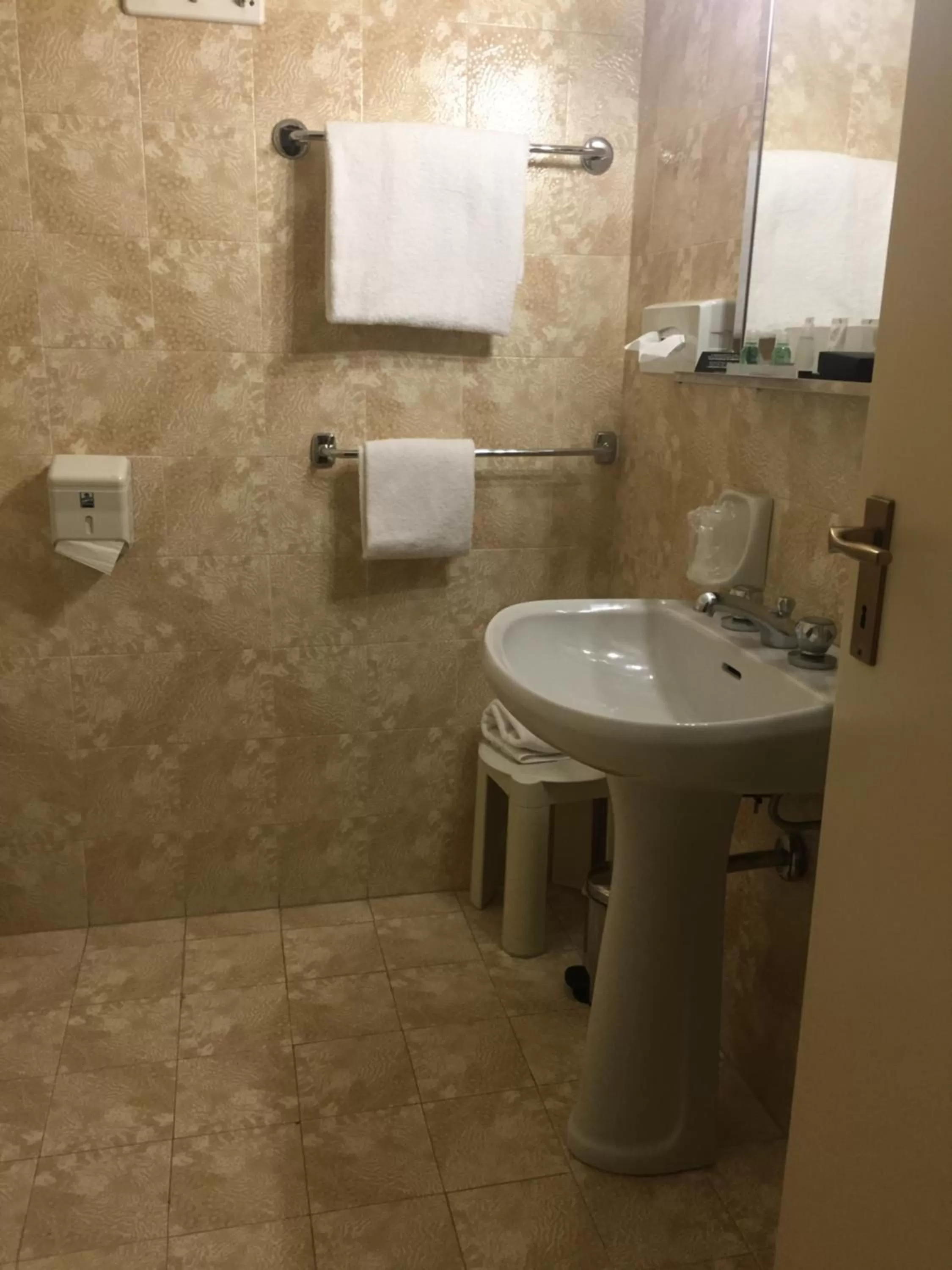 Toilet in CDH Hotel Modena