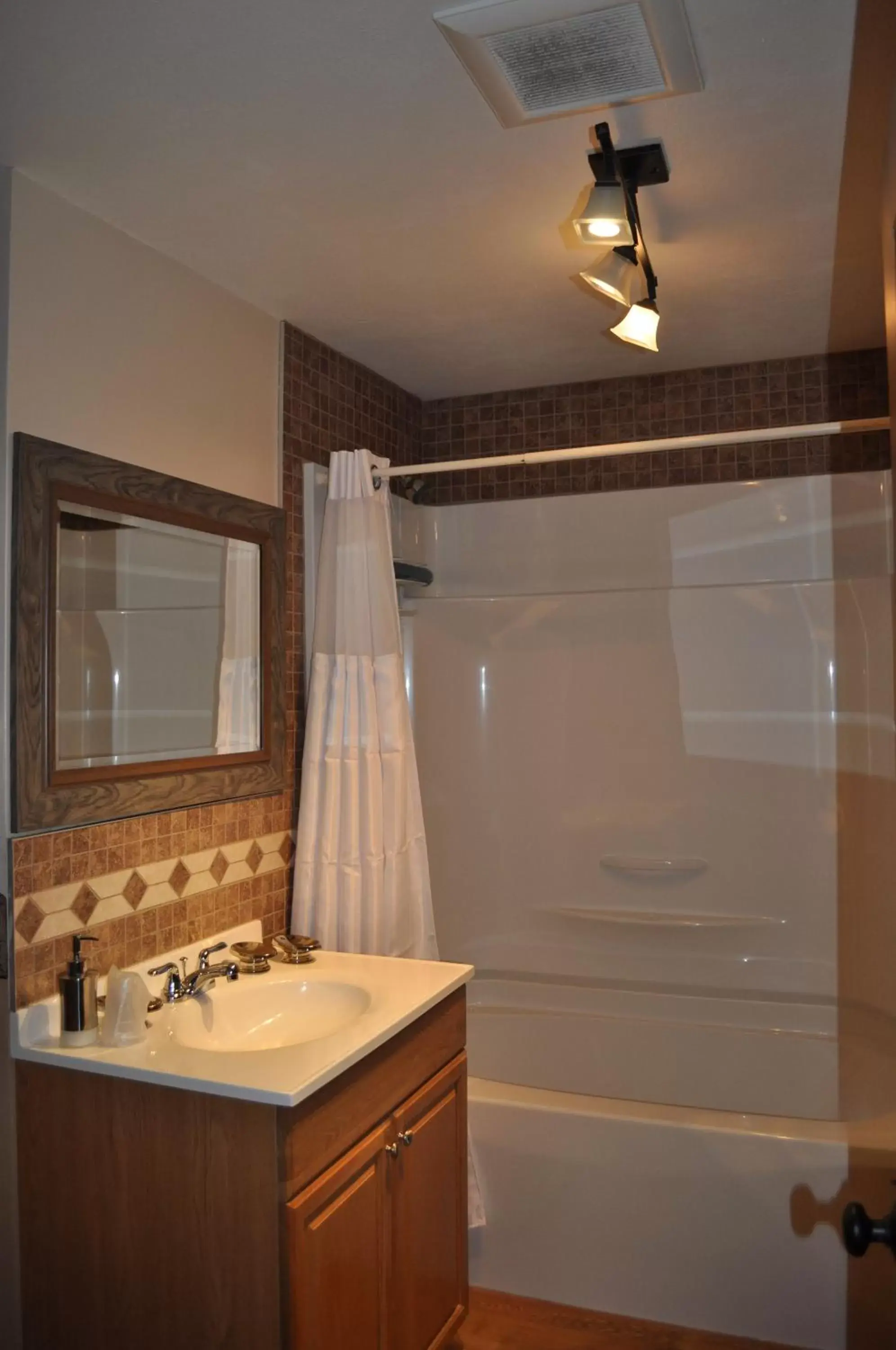 Bathroom in Rocky Ridge Country Lodge