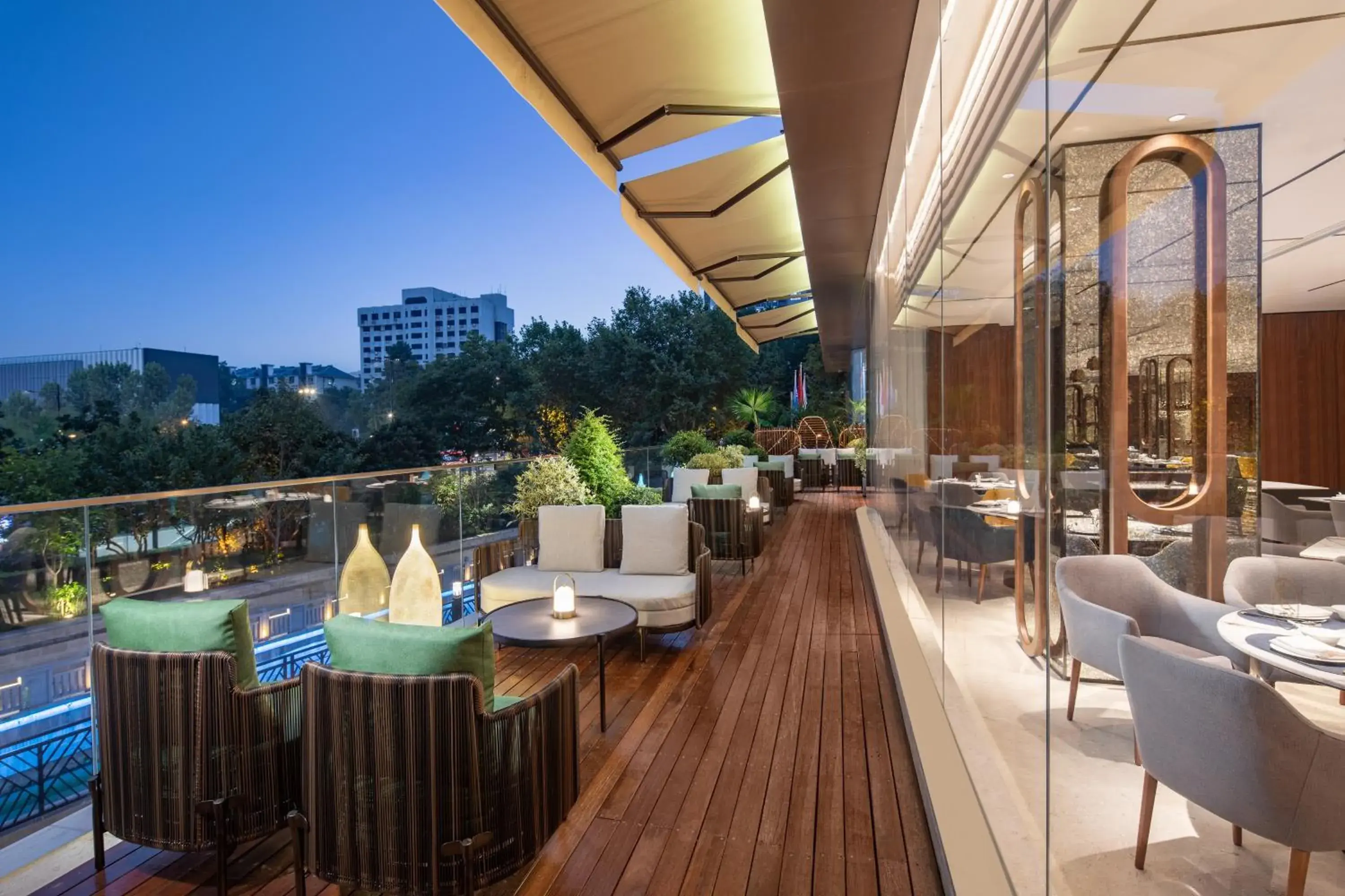 Balcony/Terrace, Restaurant/Places to Eat in voco Nanjing Oriental Pearl