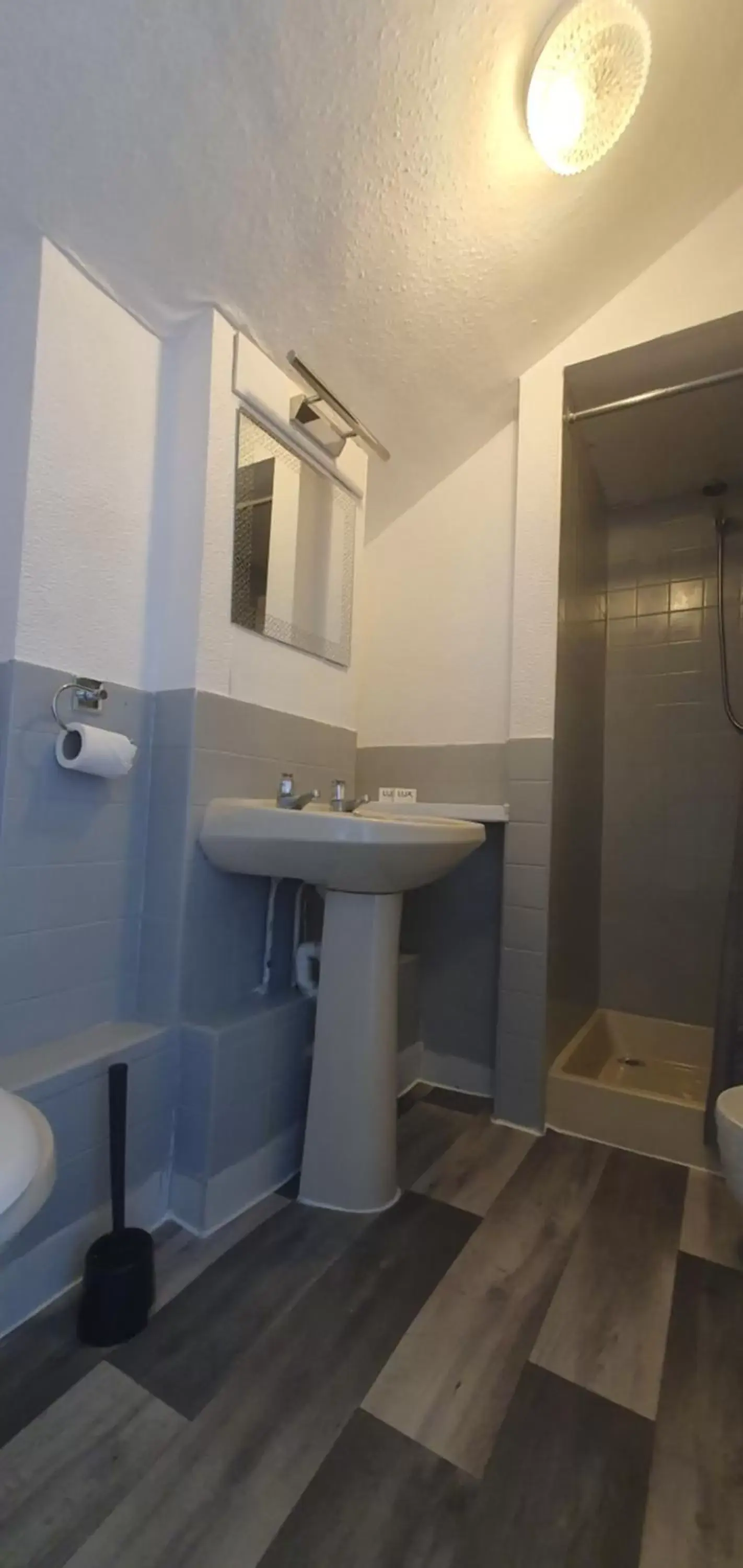Bathroom in South Beach Kings Promenade Hotel