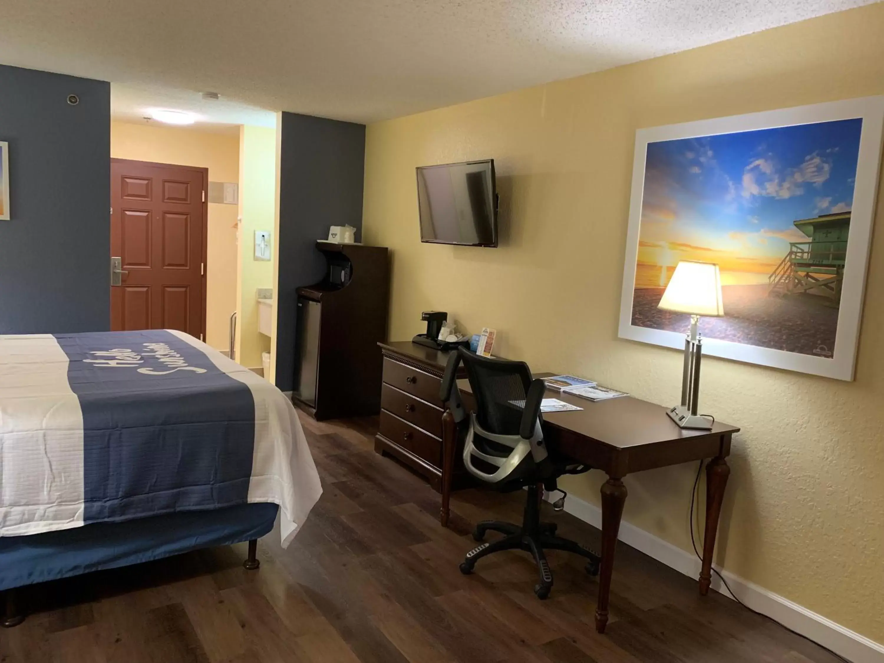 Photo of the whole room in Days Inn by Wyndham Sarasota I-75