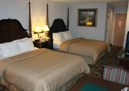 Bedroom, Bed in Crown Choice Inn & Suites Lakeview and Waterpark