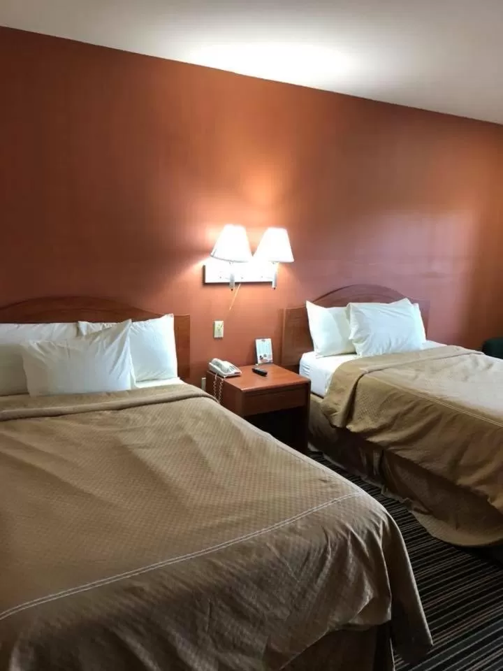 Bed in Scottish Inn and Suites Perry