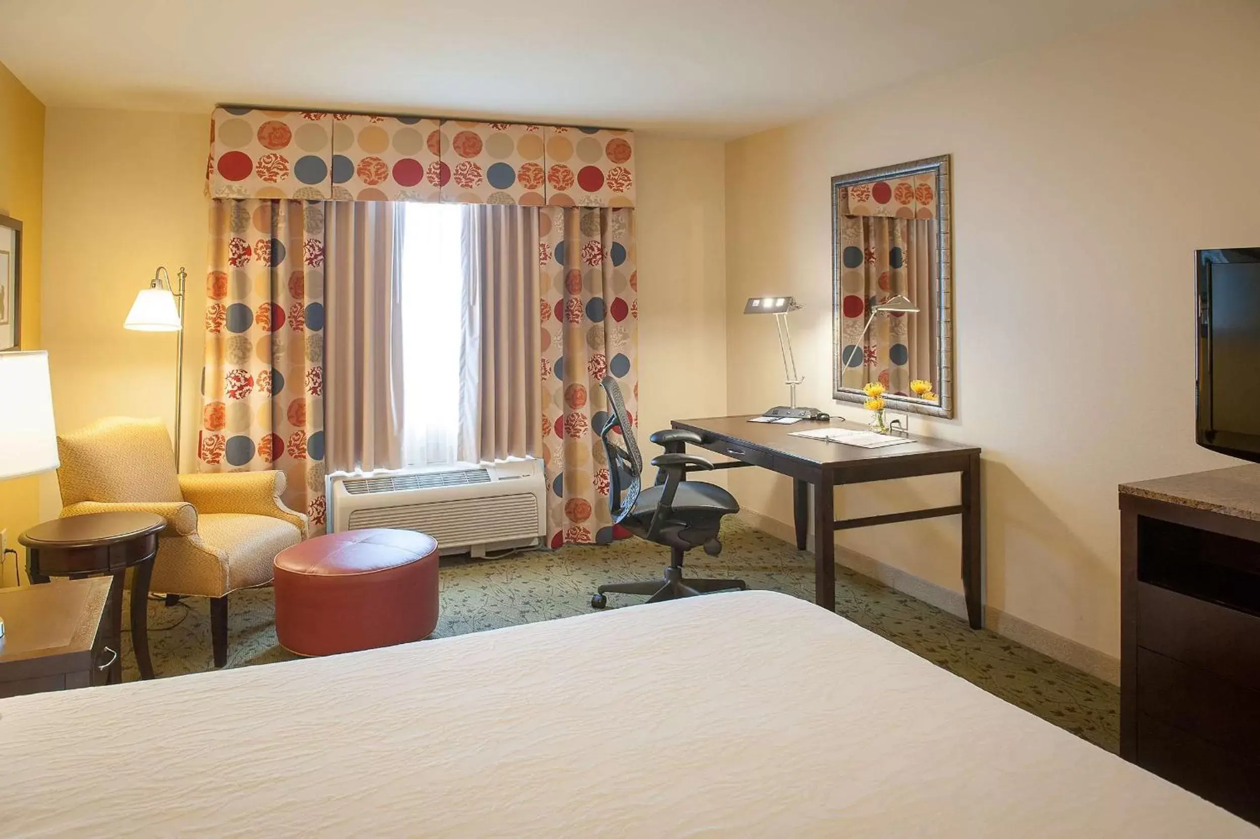 Bed, Seating Area in Hilton Garden Inn Pensacola Airport/Medical Center