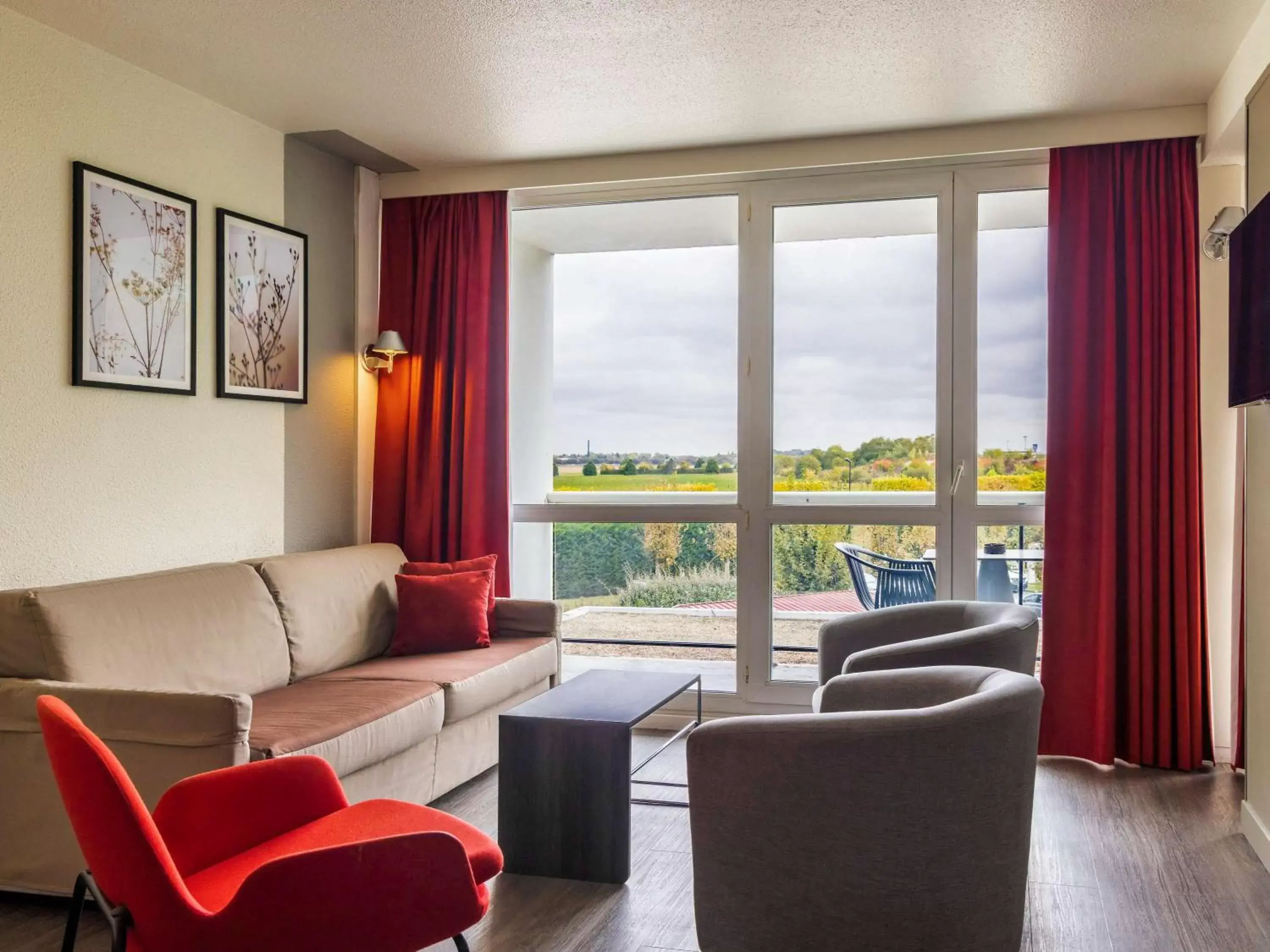 Bedroom, Seating Area in Novotel Senart Golf De Greenparc