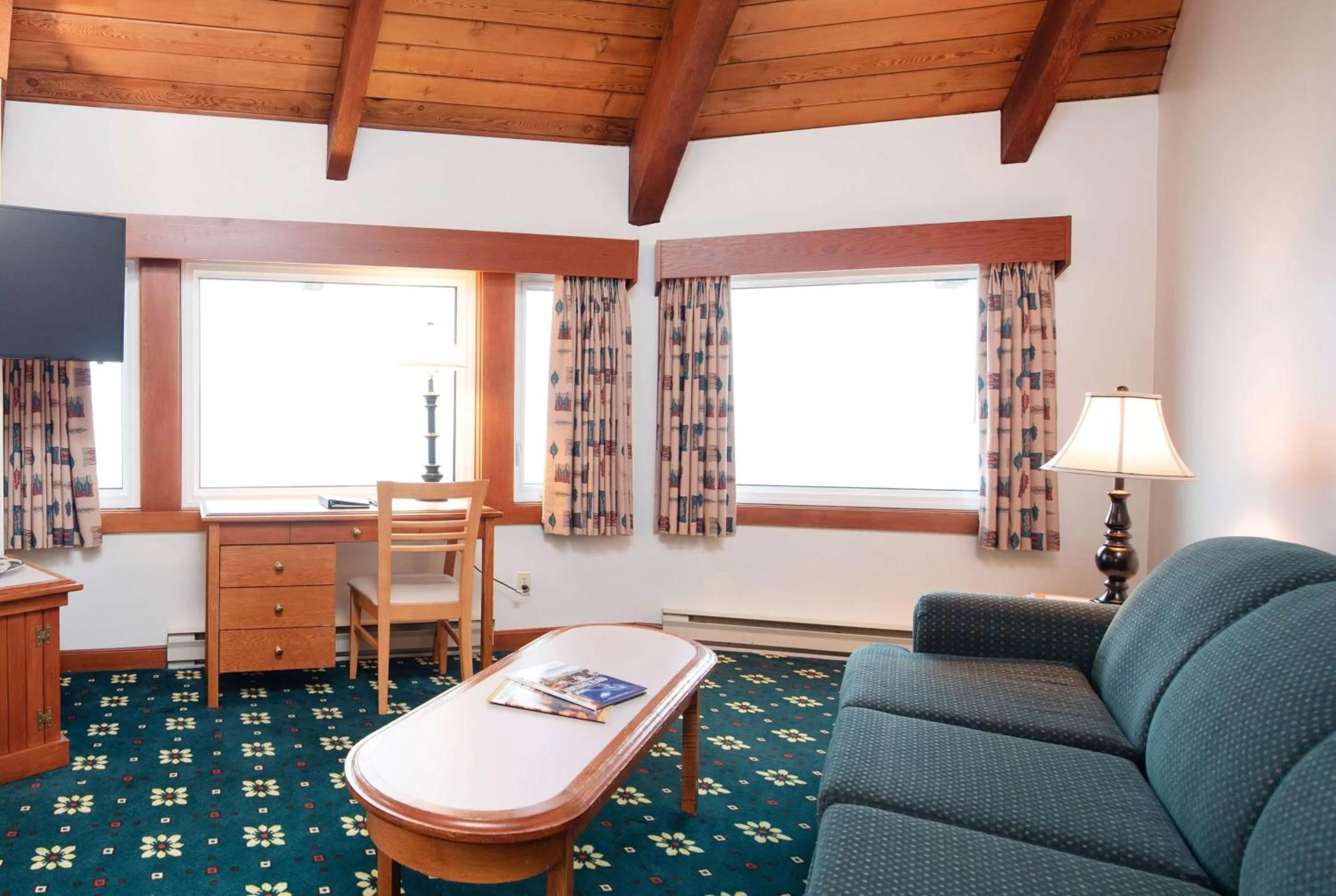 Photo of the whole room in Painter's Lodge, Trademark Collection by Wyndham