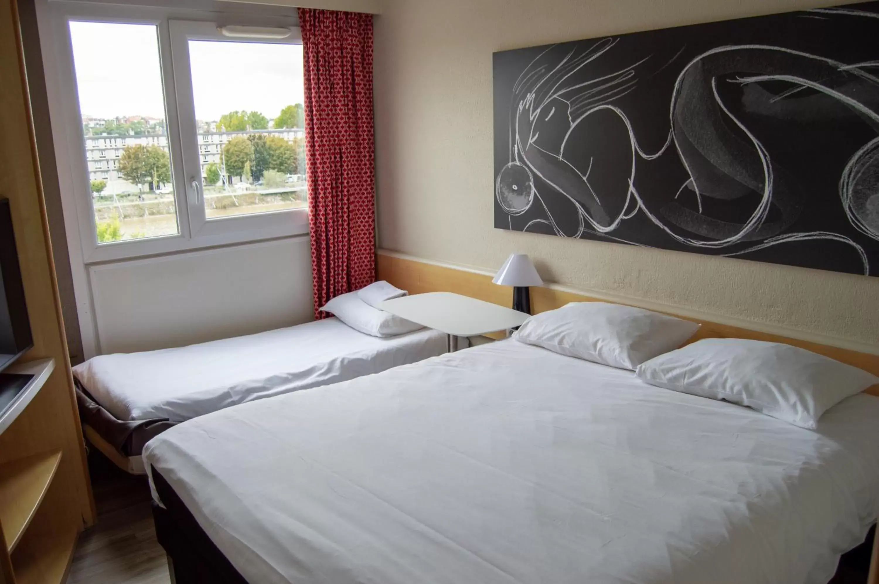 Photo of the whole room, Bed in ibis Boulogne sur Mer Centre les Ports