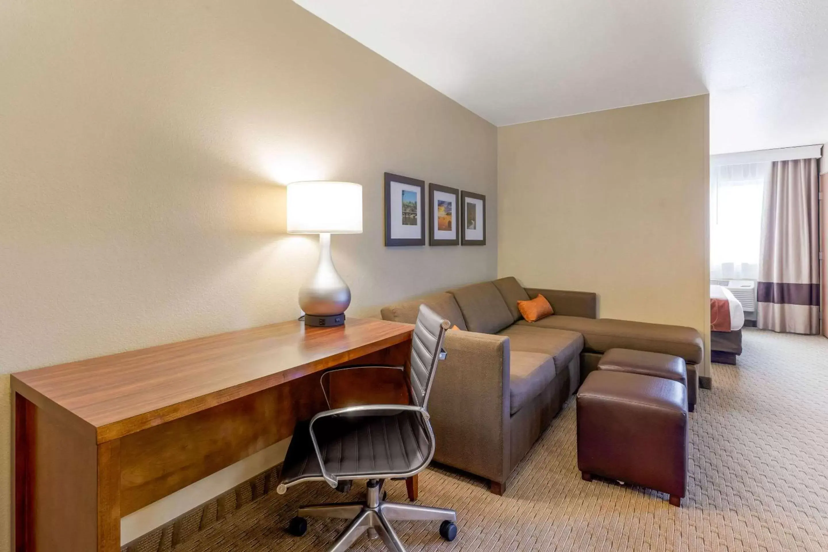 Photo of the whole room, Seating Area in Comfort Suites Burlington