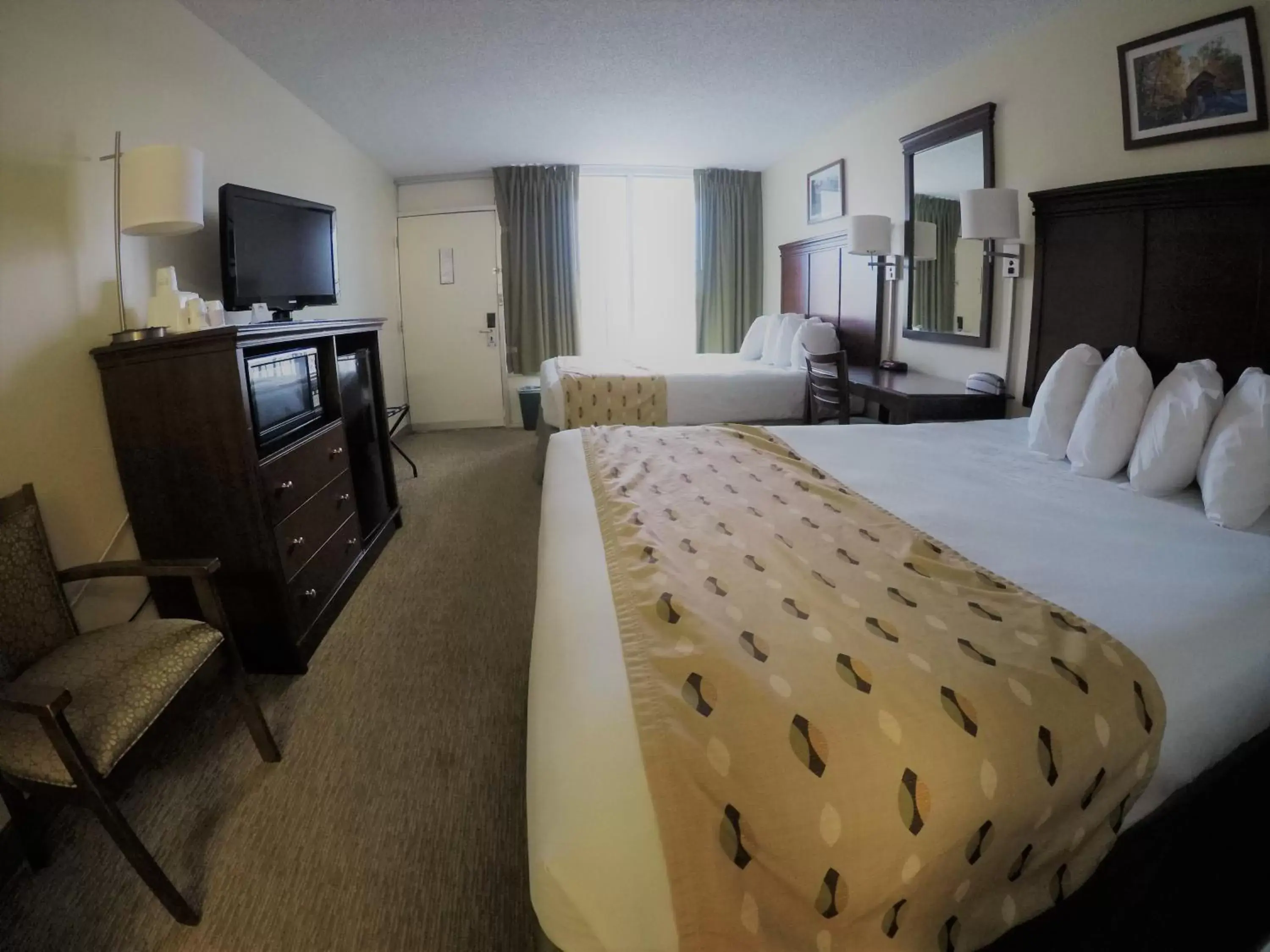 Bed, TV/Entertainment Center in Days Inn of Frederick by Wyndham